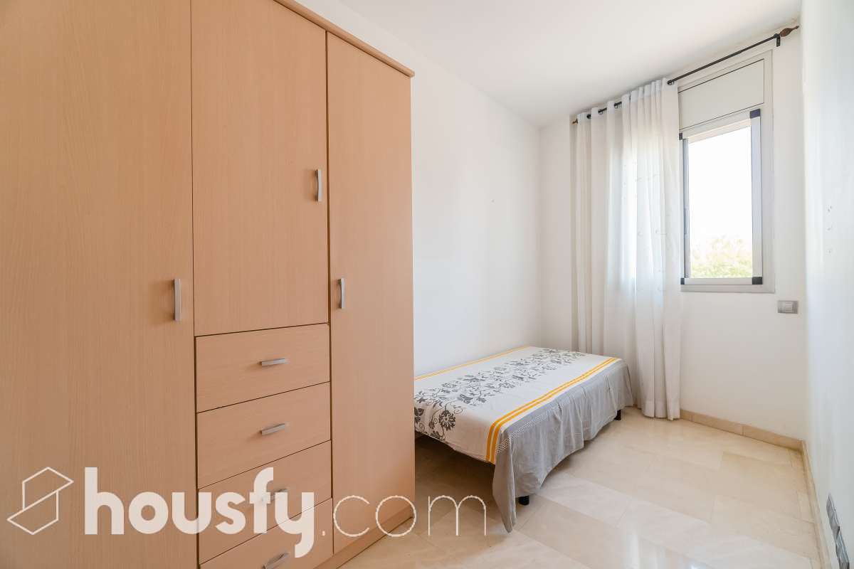 Housfy vende 🏡 luminoso piso ubicado en Montgat, el cuál consta de 51m2 útiles y 25m2 de terraza de uso privativo (verificados con la Dirección General de Catastro). Construido en el año: 2006. VIVIENDA ACTUALMENTE ALQUILADA Distribución de estancias -Salón-comedor -2 Dormitorios -1 Baño -Cocina equipada Características específicas -Cédula de habitabilidad -Ascensor -Aire acondicionado -Calefacción -Terraza Zona y entorno Respecto a la ubicación, se sitúa en Montgat, municipio de Barcelona. Esta propiedad se encuentra cerca de transporte público, colegios, supermercados y farmacias, zona tranquila y próxima al mar. Aviso legal El precio de venta no incluye gastos de la compraventa como notaría, registro, impuestos, ni tampoco honorarios agencia. Esta publicación no es vinculante. Consulta siempre la nota simple con Housfy antes de formalizar la compraventa. Sobre nosotros Housfy es la plataforma integral de servicios inmobiliarios. Nuestra combinación de expertos y tecnología pone al alcance de todo el mundo servicios cómodos, claros y seguros. AICAT número: 7922. Nos encargamos de la gestión y asesoramiento de la compra. ¡Olvídate de todo! Hacemos los trámites por ti. Y, si además necesitas financiación, ponemos a tu disposición un bróker hipotecario para ayudarte a conseguir las mejores condiciones para tu perfil económico. ¿Quieres visitarla? Contacta con Housfy y agenda tu visita sin compromiso. Más información en: housfy.com En cumplimiento de la Ley 8/2026 en Cataluña, el certificado de presencia o ausencia de amianto se encuentra en proceso de tramitación.-7
