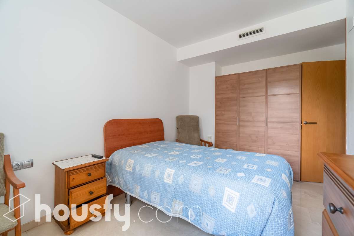 Housfy vende 🏡 luminoso piso ubicado en Montgat, el cuál consta de 51m2 útiles y 25m2 de terraza de uso privativo (verificados con la Dirección General de Catastro). Construido en el año: 2006. VIVIENDA ACTUALMENTE ALQUILADA Distribución de estancias -Salón-comedor -2 Dormitorios -1 Baño -Cocina equipada Características específicas -Cédula de habitabilidad -Ascensor -Aire acondicionado -Calefacción -Terraza Zona y entorno Respecto a la ubicación, se sitúa en Montgat, municipio de Barcelona. Esta propiedad se encuentra cerca de transporte público, colegios, supermercados y farmacias, zona tranquila y próxima al mar. Aviso legal El precio de venta no incluye gastos de la compraventa como notaría, registro, impuestos, ni tampoco honorarios agencia. Esta publicación no es vinculante. Consulta siempre la nota simple con Housfy antes de formalizar la compraventa. Sobre nosotros Housfy es la plataforma integral de servicios inmobiliarios. Nuestra combinación de expertos y tecnología pone al alcance de todo el mundo servicios cómodos, claros y seguros. AICAT número: 7922. Nos encargamos de la gestión y asesoramiento de la compra. ¡Olvídate de todo! Hacemos los trámites por ti. Y, si además necesitas financiación, ponemos a tu disposición un bróker hipotecario para ayudarte a conseguir las mejores condiciones para tu perfil económico. ¿Quieres visitarla? Contacta con Housfy y agenda tu visita sin compromiso. Más información en: housfy.com En cumplimiento de la Ley 8/2026 en Cataluña, el certificado de presencia o ausencia de amianto se encuentra en proceso de tramitación.-9