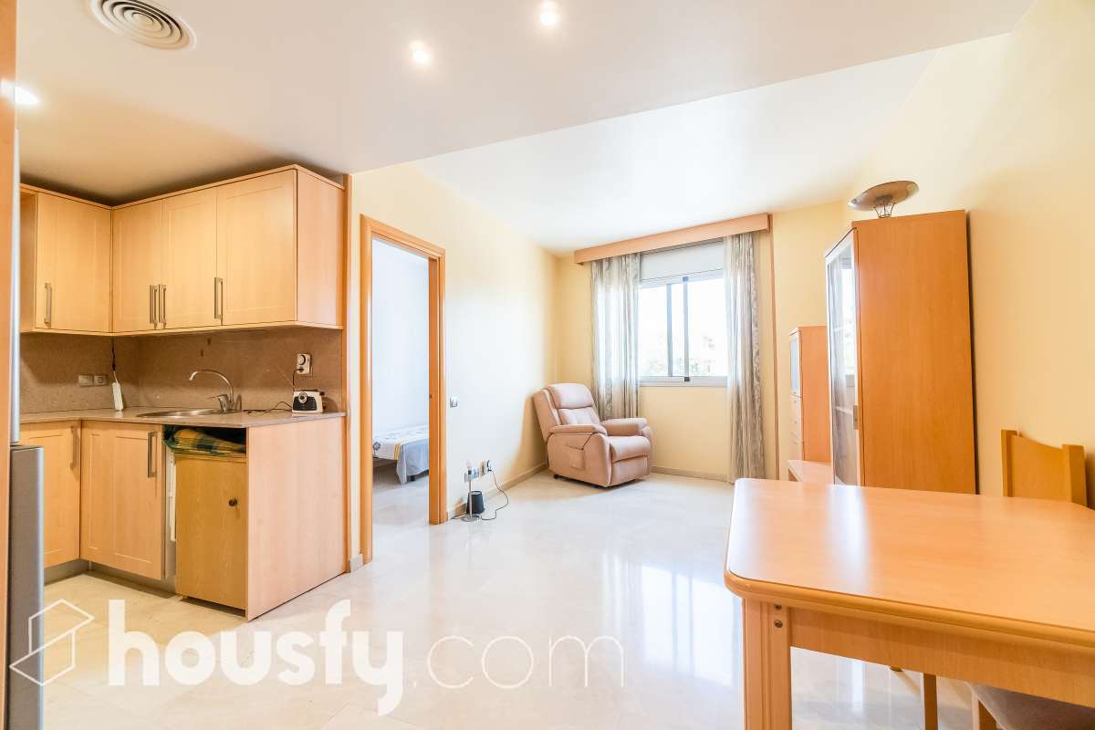 Housfy vende 🏡 luminoso piso ubicado en Montgat, el cuál consta de 51m2 útiles y 25m2 de terraza de uso privativo (verificados con la Dirección General de Catastro). Construido en el año: 2006. VIVIENDA ACTUALMENTE ALQUILADA Distribución de estancias -Salón-comedor -2 Dormitorios -1 Baño -Cocina equipada Características específicas -Cédula de habitabilidad -Ascensor -Aire acondicionado -Calefacción -Terraza Zona y entorno Respecto a la ubicación, se sitúa en Montgat, municipio de Barcelona. Esta propiedad se encuentra cerca de transporte público, colegios, supermercados y farmacias, zona tranquila y próxima al mar. Aviso legal El precio de venta no incluye gastos de la compraventa como notaría, registro, impuestos, ni tampoco honorarios agencia. Esta publicación no es vinculante. Consulta siempre la nota simple con Housfy antes de formalizar la compraventa. Sobre nosotros Housfy es la plataforma integral de servicios inmobiliarios. Nuestra combinación de expertos y tecnología pone al alcance de todo el mundo servicios cómodos, claros y seguros. AICAT número: 7922. Nos encargamos de la gestión y asesoramiento de la compra. ¡Olvídate de todo! Hacemos los trámites por ti. Y, si además necesitas financiación, ponemos a tu disposición un bróker hipotecario para ayudarte a conseguir las mejores condiciones para tu perfil económico. ¿Quieres visitarla? Contacta con Housfy y agenda tu visita sin compromiso. Más información en: housfy.com En cumplimiento de la Ley 8/2026 en Cataluña, el certificado de presencia o ausencia de amianto se encuentra en proceso de tramitación.-3