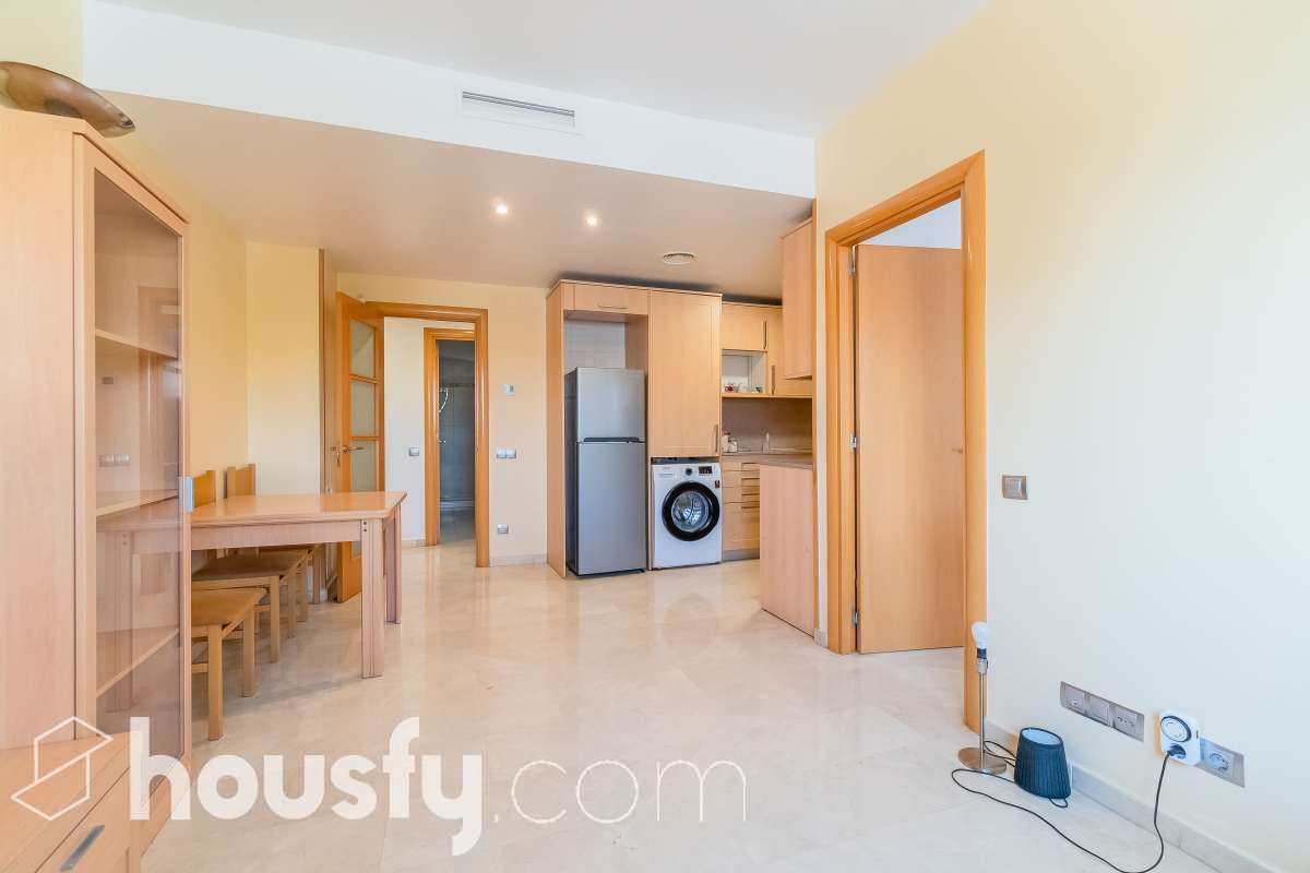 Housfy vende 🏡 luminoso piso ubicado en Montgat, el cuál consta de 51m2 útiles y 25m2 de terraza de uso privativo (verificados con la Dirección General de Catastro). Construido en el año: 2006. VIVIENDA ACTUALMENTE ALQUILADA Distribución de estancias -Salón-comedor -2 Dormitorios -1 Baño -Cocina equipada Características específicas -Cédula de habitabilidad -Ascensor -Aire acondicionado -Calefacción -Terraza Zona y entorno Respecto a la ubicación, se sitúa en Montgat, municipio de Barcelona. Esta propiedad se encuentra cerca de transporte público, colegios, supermercados y farmacias, zona tranquila y próxima al mar. Aviso legal El precio de venta no incluye gastos de la compraventa como notaría, registro, impuestos, ni tampoco honorarios agencia. Esta publicación no es vinculante. Consulta siempre la nota simple con Housfy antes de formalizar la compraventa. Sobre nosotros Housfy es la plataforma integral de servicios inmobiliarios. Nuestra combinación de expertos y tecnología pone al alcance de todo el mundo servicios cómodos, claros y seguros. AICAT número: 7922. Nos encargamos de la gestión y asesoramiento de la compra. ¡Olvídate de todo! Hacemos los trámites por ti. Y, si además necesitas financiación, ponemos a tu disposición un bróker hipotecario para ayudarte a conseguir las mejores condiciones para tu perfil económico. ¿Quieres visitarla? Contacta con Housfy y agenda tu visita sin compromiso. Más información en: housfy.com En cumplimiento de la Ley 8/2026 en Cataluña, el certificado de presencia o ausencia de amianto se encuentra en proceso de tramitación.-6