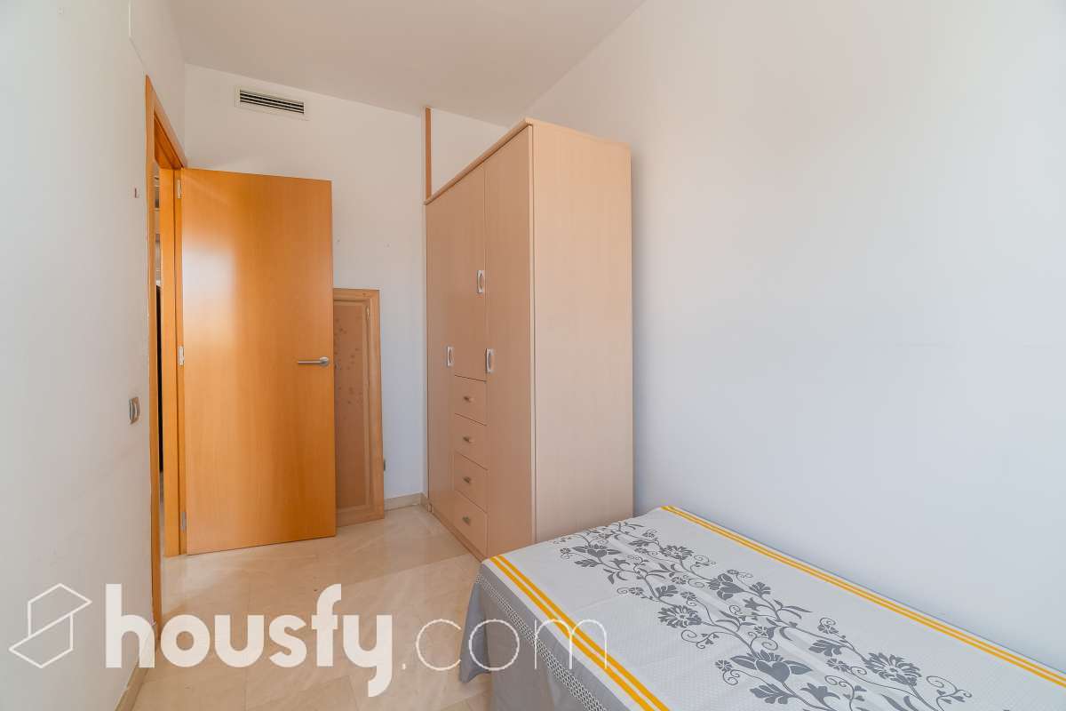 Housfy vende 🏡 luminoso piso ubicado en Montgat, el cuál consta de 51m2 útiles y 25m2 de terraza de uso privativo (verificados con la Dirección General de Catastro). Construido en el año: 2006. VIVIENDA ACTUALMENTE ALQUILADA Distribución de estancias -Salón-comedor -2 Dormitorios -1 Baño -Cocina equipada Características específicas -Cédula de habitabilidad -Ascensor -Aire acondicionado -Calefacción -Terraza Zona y entorno Respecto a la ubicación, se sitúa en Montgat, municipio de Barcelona. Esta propiedad se encuentra cerca de transporte público, colegios, supermercados y farmacias, zona tranquila y próxima al mar. Aviso legal El precio de venta no incluye gastos de la compraventa como notaría, registro, impuestos, ni tampoco honorarios agencia. Esta publicación no es vinculante. Consulta siempre la nota simple con Housfy antes de formalizar la compraventa. Sobre nosotros Housfy es la plataforma integral de servicios inmobiliarios. Nuestra combinación de expertos y tecnología pone al alcance de todo el mundo servicios cómodos, claros y seguros. AICAT número: 7922. Nos encargamos de la gestión y asesoramiento de la compra. ¡Olvídate de todo! Hacemos los trámites por ti. Y, si además necesitas financiación, ponemos a tu disposición un bróker hipotecario para ayudarte a conseguir las mejores condiciones para tu perfil económico. ¿Quieres visitarla? Contacta con Housfy y agenda tu visita sin compromiso. Más información en: housfy.com En cumplimiento de la Ley 8/2026 en Cataluña, el certificado de presencia o ausencia de amianto se encuentra en proceso de tramitación.-8