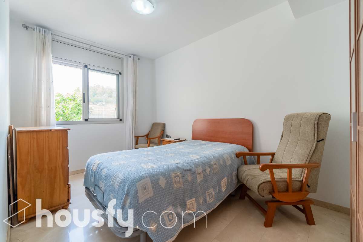 Housfy vende 🏡 luminoso piso ubicado en Montgat, el cuál consta de 51m2 útiles y 25m2 de terraza de uso privativo (verificados con la Dirección General de Catastro). Construido en el año: 2006. VIVIENDA ACTUALMENTE ALQUILADA Distribución de estancias -Salón-comedor -2 Dormitorios -1 Baño -Cocina equipada Características específicas -Cédula de habitabilidad -Ascensor -Aire acondicionado -Calefacción -Terraza Zona y entorno Respecto a la ubicación, se sitúa en Montgat, municipio de Barcelona. Esta propiedad se encuentra cerca de transporte público, colegios, supermercados y farmacias, zona tranquila y próxima al mar. Aviso legal El precio de venta no incluye gastos de la compraventa como notaría, registro, impuestos, ni tampoco honorarios agencia. Esta publicación no es vinculante. Consulta siempre la nota simple con Housfy antes de formalizar la compraventa. Sobre nosotros Housfy es la plataforma integral de servicios inmobiliarios. Nuestra combinación de expertos y tecnología pone al alcance de todo el mundo servicios cómodos, claros y seguros. AICAT número: 7922. Nos encargamos de la gestión y asesoramiento de la compra. ¡Olvídate de todo! Hacemos los trámites por ti. Y, si además necesitas financiación, ponemos a tu disposición un bróker hipotecario para ayudarte a conseguir las mejores condiciones para tu perfil económico. ¿Quieres visitarla? Contacta con Housfy y agenda tu visita sin compromiso. Más información en: housfy.com En cumplimiento de la Ley 8/2026 en Cataluña, el certificado de presencia o ausencia de amianto se encuentra en proceso de tramitación.-21