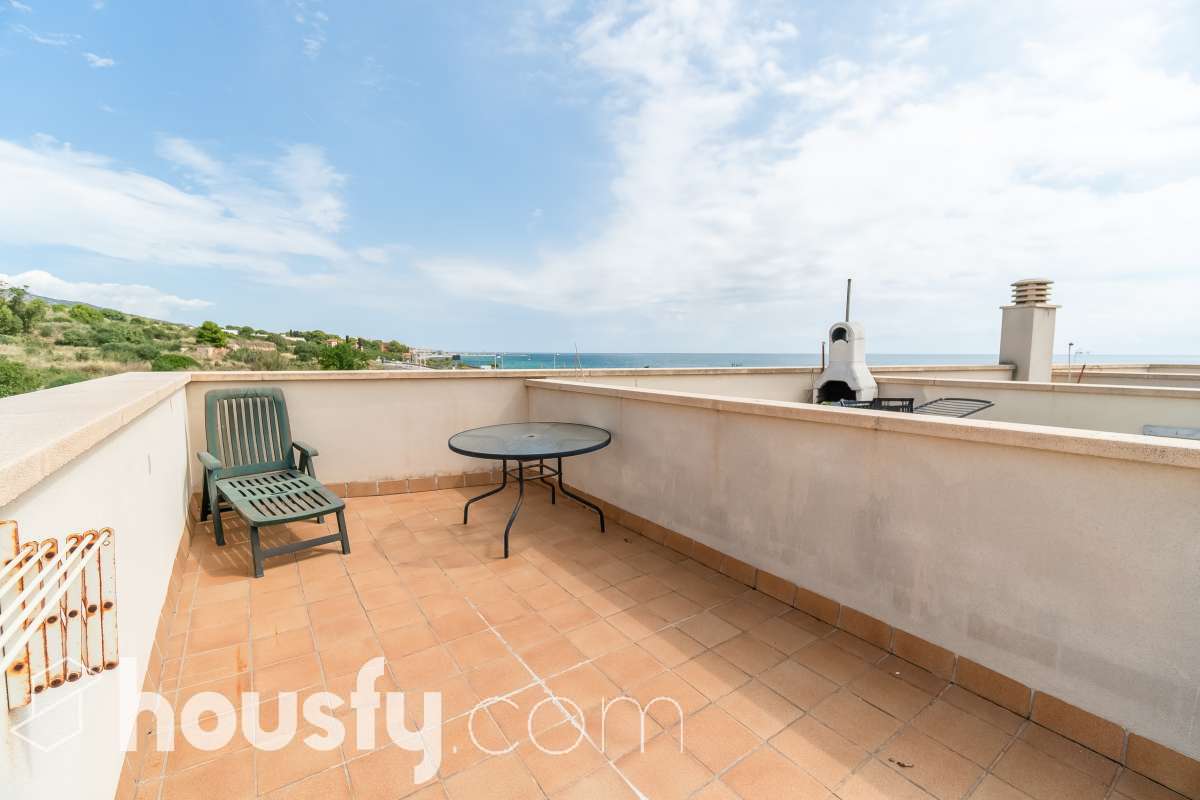 Housfy vende 🏡 luminoso piso ubicado en Montgat, el cuál consta de 51m2 útiles y 25m2 de terraza de uso privativo (verificados con la Dirección General de Catastro). Construido en el año: 2006. VIVIENDA ACTUALMENTE ALQUILADA Distribución de estancias -Salón-comedor -2 Dormitorios -1 Baño -Cocina equipada Características específicas -Cédula de habitabilidad -Ascensor -Aire acondicionado -Calefacción -Terraza Zona y entorno Respecto a la ubicación, se sitúa en Montgat, municipio de Barcelona. Esta propiedad se encuentra cerca de transporte público, colegios, supermercados y farmacias, zona tranquila y próxima al mar. Aviso legal El precio de venta no incluye gastos de la compraventa como notaría, registro, impuestos, ni tampoco honorarios agencia. Esta publicación no es vinculante. Consulta siempre la nota simple con Housfy antes de formalizar la compraventa. Sobre nosotros Housfy es la plataforma integral de servicios inmobiliarios. Nuestra combinación de expertos y tecnología pone al alcance de todo el mundo servicios cómodos, claros y seguros. AICAT número: 7922. Nos encargamos de la gestión y asesoramiento de la compra. ¡Olvídate de todo! Hacemos los trámites por ti. Y, si además necesitas financiación, ponemos a tu disposición un bróker hipotecario para ayudarte a conseguir las mejores condiciones para tu perfil económico. ¿Quieres visitarla? Contacta con Housfy y agenda tu visita sin compromiso. Más información en: housfy.com En cumplimiento de la Ley 8/2026 en Cataluña, el certificado de presencia o ausencia de amianto se encuentra en proceso de tramitación.-17