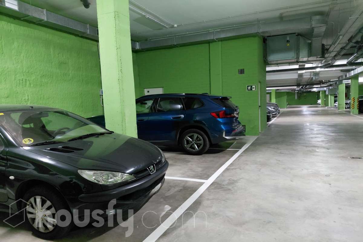 Housfy vende 🏡 plaza de garaje ubicada en Mas Lluí - Sant Just Desvern, la cuál consta de 12m2 útiles (verificados con la Dirección General de Catastro). Construido en el año: 2019. Características específicas -Ascensor -1 plaza de garaje Zona y entorno Respecto a la ubicación, se sitúa en Sant Just Desvern, municipio de Barcelona. Esta propiedad se encuentra cerca de transporte público, colegios, supermercados y farmacias. Aviso legal El precio de venta no incluye gastos de la compraventa como notaría, registro, impuestos, ni tampoco honorarios agencia. Esta publicación no es vinculante. Consulta siempre la nota simple con Housfy antes de formalizar la compraventa. Sobre nosotros Housfy es la plataforma integral de servicios inmobiliarios. Nuestra combinación de expertos y tecnología pone al alcance de todo el mundo servicios cómodos, claros y seguros. AICAT número: 7922. Nos encargamos de la gestión y asesoramiento de la compra. ¡Olvídate de todo! Hacemos los trámites por ti. Y, si además necesitas financiación, ponemos a tu disposición un bróker hipotecario para ayudarte a conseguir las mejores condiciones para tu perfil económico. ¿Quieres visitarla? Contacta con Housfy y agenda tu visita sin compromiso. Más información en: housfy.com En cumplimiento de la Ley 8/2026 en Cataluña, el certificado de presencia o ausencia de amianto se encuentra en proceso de tramitación.-5