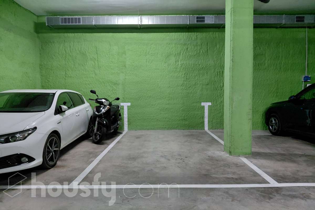 Housfy vende 🏡 plaza de garaje ubicada en Mas Lluí - Sant Just Desvern, la cuál consta de 12m2 útiles (verificados con la Dirección General de Catastro). Construido en el año: 2019. Características específicas -Ascensor -1 plaza de garaje Zona y entorno Respecto a la ubicación, se sitúa en Sant Just Desvern, municipio de Barcelona. Esta propiedad se encuentra cerca de transporte público, colegios, supermercados y farmacias. Aviso legal El precio de venta no incluye gastos de la compraventa como notaría, registro, impuestos, ni tampoco honorarios agencia. Esta publicación no es vinculante. Consulta siempre la nota simple con Housfy antes de formalizar la compraventa. Sobre nosotros Housfy es la plataforma integral de servicios inmobiliarios. Nuestra combinación de expertos y tecnología pone al alcance de todo el mundo servicios cómodos, claros y seguros. AICAT número: 7922. Nos encargamos de la gestión y asesoramiento de la compra. ¡Olvídate de todo! Hacemos los trámites por ti. Y, si además necesitas financiación, ponemos a tu disposición un bróker hipotecario para ayudarte a conseguir las mejores condiciones para tu perfil económico. ¿Quieres visitarla? Contacta con Housfy y agenda tu visita sin compromiso. Más información en: housfy.com En cumplimiento de la Ley 8/2026 en Cataluña, el certificado de presencia o ausencia de amianto se encuentra en proceso de tramitación.-4