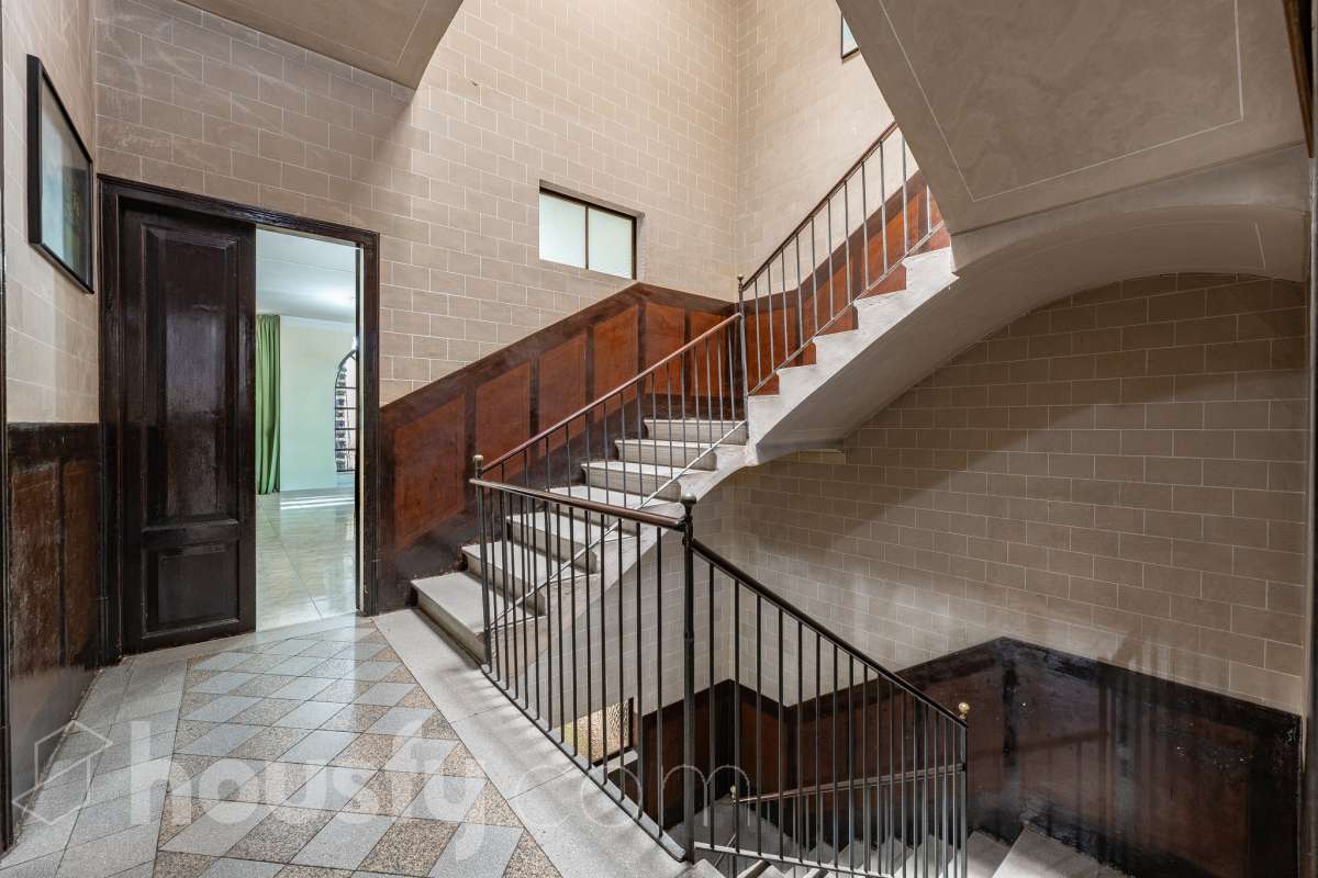 Housfy vende 🏡 fabulosa casa señorial ubicada en Vilanova i la Geltrú , la cuál consta de 610m2 útiles (verificados con la Dirección General de Catastro). Construida en el año: 1975. Edificio señorial de 1835, reformado y ampliado en 1975, que conserva el encanto de la arquitectura romántica y una imponente fachada en pleno centro de Vilanova i la Geltrú. Con más de 650 m² distribuidos en varias plantas, ofrece amplios espacios, una elegante zona de recepción, salones, estancias luminosas y una terraza privada con galería, adaptándose a múltiples proyectos de alto nivel. Gracias a su versatilidad urbanística, permite desarrollar usos como hotel boutique, viviendas plurifamiliares, oficinas, centro sanitario, educativo o restauración, convirtiéndose en una excelente oportunidad de inversión y reposicionamiento. Un inmueble único por su valor histórico, ubicación privilegiada y gran potencial para desarrollar un proyecto exclusivo. Distribución de estancias -Salón-comedor -8 Dormitorios -5 Baños Características específicas -Cédula de habitabilidad -Ascensor -Aire acondicionado -Trastero -Calefacción Zona y entorno Respecto a la ubicación, se sitúa en Vilanova i la Geltrú, municipio de Barcelona. Esta propiedad se encuentra cerca de transporte público, colegios, supermercados y farmacias. Aviso legal El precio de venta no incluye gastos de la compraventa como notaría, registro, impuestos, ni tampoco honorarios agencia. Esta publicación no es vinculante. Consulta siempre la nota simple con Housfy antes de formalizar la compraventa. Sobre nosotros Housfy es la plataforma integral de servicios inmobiliarios. Nuestra combinación de expertos y tecnología pone al alcance de todo el mundo servicios cómodos, claros y seguros. AICAT número: 7922. Nos encargamos de la gestión y asesoramiento de la compra. ¡Olvídate de todo! Hacemos los trámites por ti. Y, si además necesitas financiación, ponemos a tu disposición un bróker hipotecario para ayudarte a conseguir las mejores condiciones para tu perfil económico. ¿Quieres visitarla? Contacta con Housfy y agenda tu visita sin compromiso. Más información en: housfy.com-39