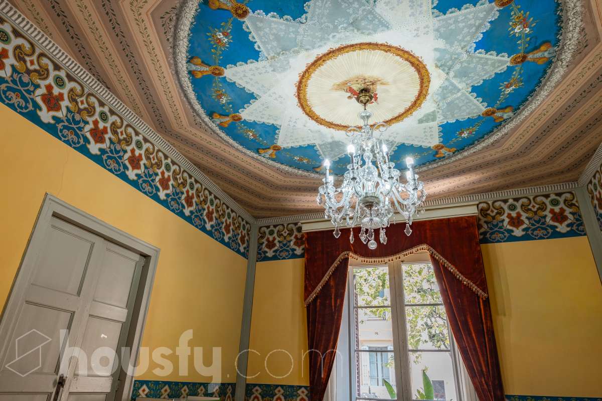 Housfy vende 🏡 fabulosa casa señorial ubicada en Vilanova i la Geltrú , la cuál consta de 610m2 útiles (verificados con la Dirección General de Catastro). Construida en el año: 1975. Edificio señorial de 1835, reformado y ampliado en 1975, que conserva el encanto de la arquitectura romántica y una imponente fachada en pleno centro de Vilanova i la Geltrú. Con más de 650 m² distribuidos en varias plantas, ofrece amplios espacios, una elegante zona de recepción, salones, estancias luminosas y una terraza privada con galería, adaptándose a múltiples proyectos de alto nivel. Gracias a su versatilidad urbanística, permite desarrollar usos como hotel boutique, viviendas plurifamiliares, oficinas, centro sanitario, educativo o restauración, convirtiéndose en una excelente oportunidad de inversión y reposicionamiento. Un inmueble único por su valor histórico, ubicación privilegiada y gran potencial para desarrollar un proyecto exclusivo. Distribución de estancias -Salón-comedor -8 Dormitorios -5 Baños Características específicas -Cédula de habitabilidad -Ascensor -Aire acondicionado -Trastero -Calefacción Zona y entorno Respecto a la ubicación, se sitúa en Vilanova i la Geltrú, municipio de Barcelona. Esta propiedad se encuentra cerca de transporte público, colegios, supermercados y farmacias. Aviso legal El precio de venta no incluye gastos de la compraventa como notaría, registro, impuestos, ni tampoco honorarios agencia. Esta publicación no es vinculante. Consulta siempre la nota simple con Housfy antes de formalizar la compraventa. Sobre nosotros Housfy es la plataforma integral de servicios inmobiliarios. Nuestra combinación de expertos y tecnología pone al alcance de todo el mundo servicios cómodos, claros y seguros. AICAT número: 7922. Nos encargamos de la gestión y asesoramiento de la compra. ¡Olvídate de todo! Hacemos los trámites por ti. Y, si además necesitas financiación, ponemos a tu disposición un bróker hipotecario para ayudarte a conseguir las mejores condiciones para tu perfil económico. ¿Quieres visitarla? Contacta con Housfy y agenda tu visita sin compromiso. Más información en: housfy.com-2