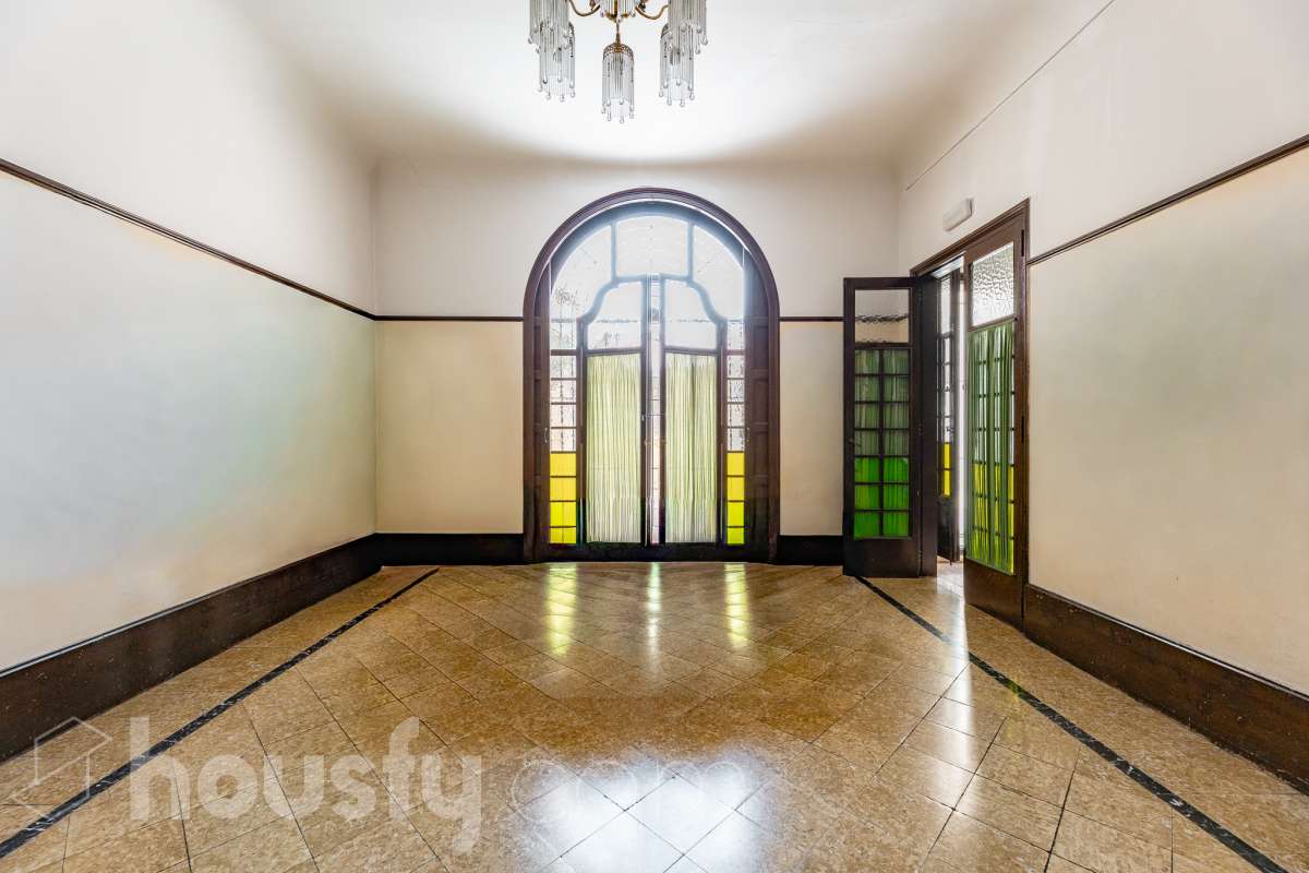 Housfy vende 🏡 fabulosa casa señorial ubicada en Vilanova i la Geltrú , la cuál consta de 610m2 útiles (verificados con la Dirección General de Catastro). Construida en el año: 1975. Edificio señorial de 1835, reformado y ampliado en 1975, que conserva el encanto de la arquitectura romántica y una imponente fachada en pleno centro de Vilanova i la Geltrú. Con más de 650 m² distribuidos en varias plantas, ofrece amplios espacios, una elegante zona de recepción, salones, estancias luminosas y una terraza privada con galería, adaptándose a múltiples proyectos de alto nivel. Gracias a su versatilidad urbanística, permite desarrollar usos como hotel boutique, viviendas plurifamiliares, oficinas, centro sanitario, educativo o restauración, convirtiéndose en una excelente oportunidad de inversión y reposicionamiento. Un inmueble único por su valor histórico, ubicación privilegiada y gran potencial para desarrollar un proyecto exclusivo. Distribución de estancias -Salón-comedor -8 Dormitorios -5 Baños Características específicas -Cédula de habitabilidad -Ascensor -Aire acondicionado -Trastero -Calefacción Zona y entorno Respecto a la ubicación, se sitúa en Vilanova i la Geltrú, municipio de Barcelona. Esta propiedad se encuentra cerca de transporte público, colegios, supermercados y farmacias. Aviso legal El precio de venta no incluye gastos de la compraventa como notaría, registro, impuestos, ni tampoco honorarios agencia. Esta publicación no es vinculante. Consulta siempre la nota simple con Housfy antes de formalizar la compraventa. Sobre nosotros Housfy es la plataforma integral de servicios inmobiliarios. Nuestra combinación de expertos y tecnología pone al alcance de todo el mundo servicios cómodos, claros y seguros. AICAT número: 7922. Nos encargamos de la gestión y asesoramiento de la compra. ¡Olvídate de todo! Hacemos los trámites por ti. Y, si además necesitas financiación, ponemos a tu disposición un bróker hipotecario para ayudarte a conseguir las mejores condiciones para tu perfil económico. ¿Quieres visitarla? Contacta con Housfy y agenda tu visita sin compromiso. Más información en: housfy.com-14