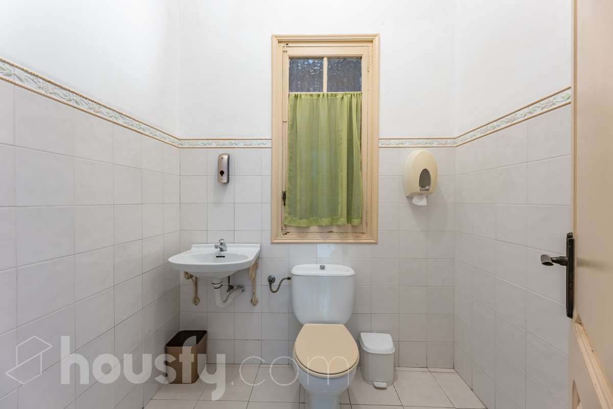 Housfy vende 🏡 fabulosa casa señorial ubicada en Vilanova i la Geltrú , la cuál consta de 610m2 útiles (verificados con la Dirección General de Catastro). Construida en el año: 1975. Edificio señorial de 1835, reformado y ampliado en 1975, que conserva el encanto de la arquitectura romántica y una imponente fachada en pleno centro de Vilanova i la Geltrú. Con más de 650 m² distribuidos en varias plantas, ofrece amplios espacios, una elegante zona de recepción, salones, estancias luminosas y una terraza privada con galería, adaptándose a múltiples proyectos de alto nivel. Gracias a su versatilidad urbanística, permite desarrollar usos como hotel boutique, viviendas plurifamiliares, oficinas, centro sanitario, educativo o restauración, convirtiéndose en una excelente oportunidad de inversión y reposicionamiento. Un inmueble único por su valor histórico, ubicación privilegiada y gran potencial para desarrollar un proyecto exclusivo. Distribución de estancias -Salón-comedor -8 Dormitorios -5 Baños Características específicas -Cédula de habitabilidad -Ascensor -Aire acondicionado -Trastero -Calefacción Zona y entorno Respecto a la ubicación, se sitúa en Vilanova i la Geltrú, municipio de Barcelona. Esta propiedad se encuentra cerca de transporte público, colegios, supermercados y farmacias. Aviso legal El precio de venta no incluye gastos de la compraventa como notaría, registro, impuestos, ni tampoco honorarios agencia. Esta publicación no es vinculante. Consulta siempre la nota simple con Housfy antes de formalizar la compraventa. Sobre nosotros Housfy es la plataforma integral de servicios inmobiliarios. Nuestra combinación de expertos y tecnología pone al alcance de todo el mundo servicios cómodos, claros y seguros. AICAT número: 7922. Nos encargamos de la gestión y asesoramiento de la compra. ¡Olvídate de todo! Hacemos los trámites por ti. Y, si además necesitas financiación, ponemos a tu disposición un bróker hipotecario para ayudarte a conseguir las mejores condiciones para tu perfil económico. ¿Quieres visitarla? Contacta con Housfy y agenda tu visita sin compromiso. Más información en: housfy.com-32