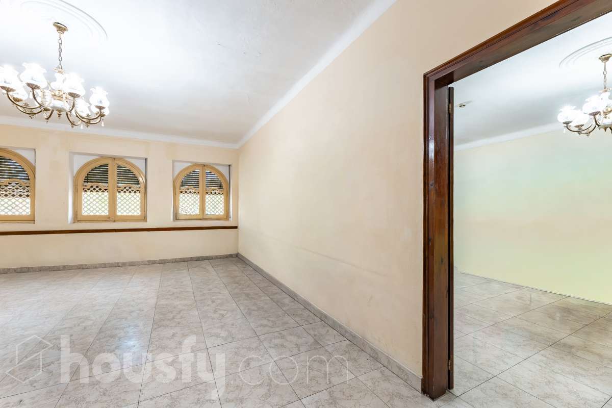 Housfy vende 🏡 fabulosa casa señorial ubicada en Vilanova i la Geltrú , la cuál consta de 610m2 útiles (verificados con la Dirección General de Catastro). Construida en el año: 1975. Edificio señorial de 1835, reformado y ampliado en 1975, que conserva el encanto de la arquitectura romántica y una imponente fachada en pleno centro de Vilanova i la Geltrú. Con más de 650 m² distribuidos en varias plantas, ofrece amplios espacios, una elegante zona de recepción, salones, estancias luminosas y una terraza privada con galería, adaptándose a múltiples proyectos de alto nivel. Gracias a su versatilidad urbanística, permite desarrollar usos como hotel boutique, viviendas plurifamiliares, oficinas, centro sanitario, educativo o restauración, convirtiéndose en una excelente oportunidad de inversión y reposicionamiento. Un inmueble único por su valor histórico, ubicación privilegiada y gran potencial para desarrollar un proyecto exclusivo. Distribución de estancias -Salón-comedor -8 Dormitorios -5 Baños Características específicas -Cédula de habitabilidad -Ascensor -Aire acondicionado -Trastero -Calefacción Zona y entorno Respecto a la ubicación, se sitúa en Vilanova i la Geltrú, municipio de Barcelona. Esta propiedad se encuentra cerca de transporte público, colegios, supermercados y farmacias. Aviso legal El precio de venta no incluye gastos de la compraventa como notaría, registro, impuestos, ni tampoco honorarios agencia. Esta publicación no es vinculante. Consulta siempre la nota simple con Housfy antes de formalizar la compraventa. Sobre nosotros Housfy es la plataforma integral de servicios inmobiliarios. Nuestra combinación de expertos y tecnología pone al alcance de todo el mundo servicios cómodos, claros y seguros. AICAT número: 7922. Nos encargamos de la gestión y asesoramiento de la compra. ¡Olvídate de todo! Hacemos los trámites por ti. Y, si además necesitas financiación, ponemos a tu disposición un bróker hipotecario para ayudarte a conseguir las mejores condiciones para tu perfil económico. ¿Quieres visitarla? Contacta con Housfy y agenda tu visita sin compromiso. Más información en: housfy.com-22