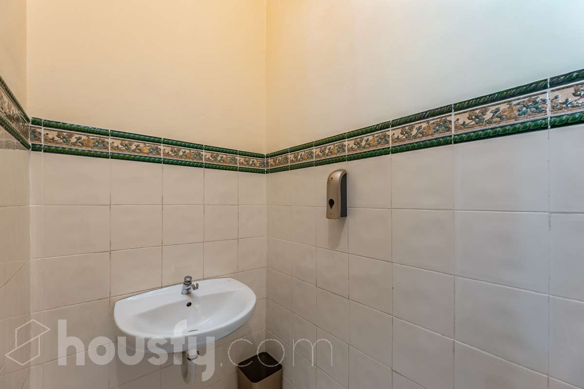 Housfy vende 🏡 fabulosa casa señorial ubicada en Vilanova i la Geltrú , la cuál consta de 610m2 útiles (verificados con la Dirección General de Catastro). Construida en el año: 1975. Edificio señorial de 1835, reformado y ampliado en 1975, que conserva el encanto de la arquitectura romántica y una imponente fachada en pleno centro de Vilanova i la Geltrú. Con más de 650 m² distribuidos en varias plantas, ofrece amplios espacios, una elegante zona de recepción, salones, estancias luminosas y una terraza privada con galería, adaptándose a múltiples proyectos de alto nivel. Gracias a su versatilidad urbanística, permite desarrollar usos como hotel boutique, viviendas plurifamiliares, oficinas, centro sanitario, educativo o restauración, convirtiéndose en una excelente oportunidad de inversión y reposicionamiento. Un inmueble único por su valor histórico, ubicación privilegiada y gran potencial para desarrollar un proyecto exclusivo. Distribución de estancias -Salón-comedor -8 Dormitorios -5 Baños Características específicas -Cédula de habitabilidad -Ascensor -Aire acondicionado -Trastero -Calefacción Zona y entorno Respecto a la ubicación, se sitúa en Vilanova i la Geltrú, municipio de Barcelona. Esta propiedad se encuentra cerca de transporte público, colegios, supermercados y farmacias. Aviso legal El precio de venta no incluye gastos de la compraventa como notaría, registro, impuestos, ni tampoco honorarios agencia. Esta publicación no es vinculante. Consulta siempre la nota simple con Housfy antes de formalizar la compraventa. Sobre nosotros Housfy es la plataforma integral de servicios inmobiliarios. Nuestra combinación de expertos y tecnología pone al alcance de todo el mundo servicios cómodos, claros y seguros. AICAT número: 7922. Nos encargamos de la gestión y asesoramiento de la compra. ¡Olvídate de todo! Hacemos los trámites por ti. Y, si además necesitas financiación, ponemos a tu disposición un bróker hipotecario para ayudarte a conseguir las mejores condiciones para tu perfil económico. ¿Quieres visitarla? Contacta con Housfy y agenda tu visita sin compromiso. Más información en: housfy.com-30