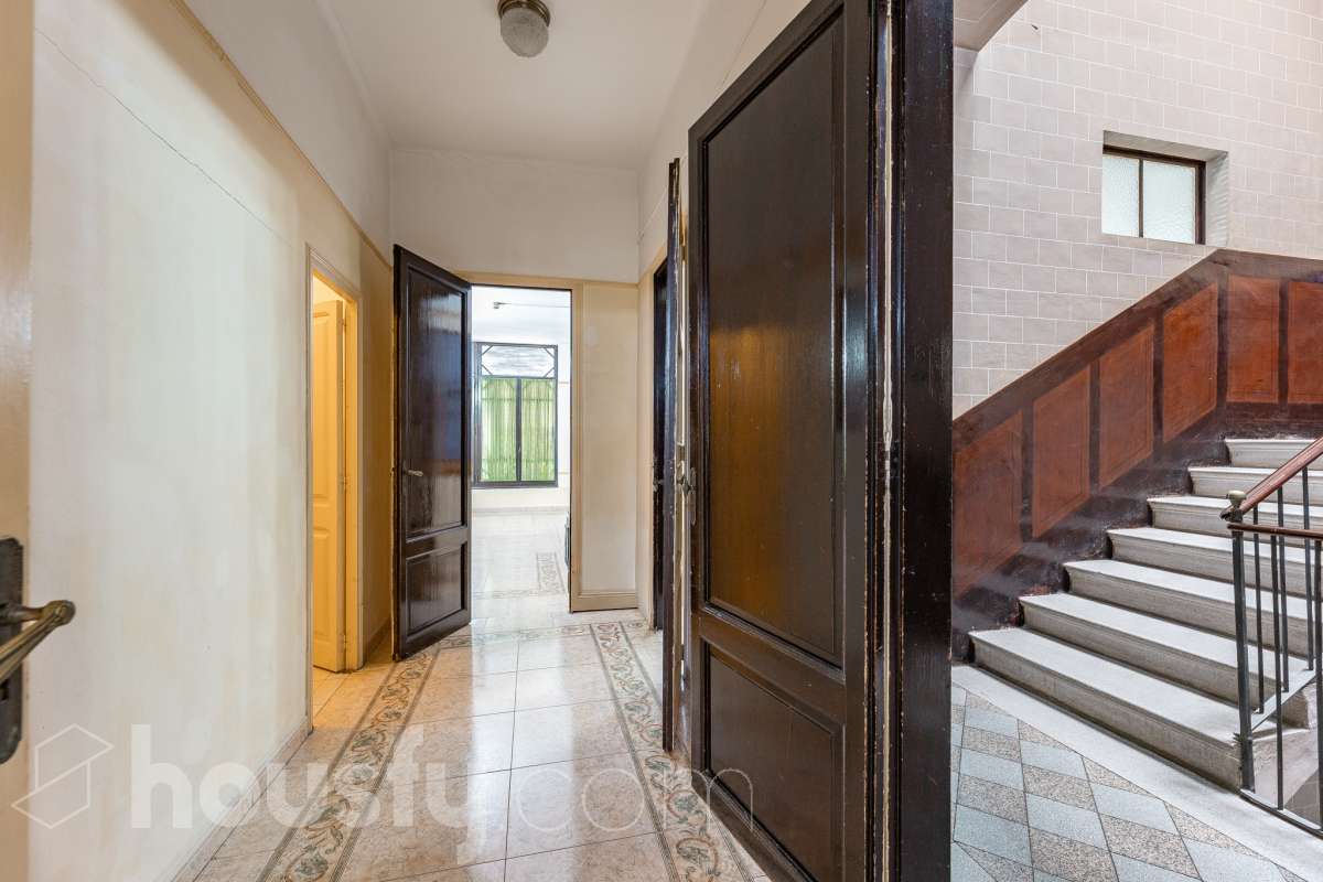 Housfy vende 🏡 fabulosa casa señorial ubicada en Vilanova i la Geltrú , la cuál consta de 610m2 útiles (verificados con la Dirección General de Catastro). Construida en el año: 1975. Edificio señorial de 1835, reformado y ampliado en 1975, que conserva el encanto de la arquitectura romántica y una imponente fachada en pleno centro de Vilanova i la Geltrú. Con más de 650 m² distribuidos en varias plantas, ofrece amplios espacios, una elegante zona de recepción, salones, estancias luminosas y una terraza privada con galería, adaptándose a múltiples proyectos de alto nivel. Gracias a su versatilidad urbanística, permite desarrollar usos como hotel boutique, viviendas plurifamiliares, oficinas, centro sanitario, educativo o restauración, convirtiéndose en una excelente oportunidad de inversión y reposicionamiento. Un inmueble único por su valor histórico, ubicación privilegiada y gran potencial para desarrollar un proyecto exclusivo. Distribución de estancias -Salón-comedor -8 Dormitorios -5 Baños Características específicas -Cédula de habitabilidad -Ascensor -Aire acondicionado -Trastero -Calefacción Zona y entorno Respecto a la ubicación, se sitúa en Vilanova i la Geltrú, municipio de Barcelona. Esta propiedad se encuentra cerca de transporte público, colegios, supermercados y farmacias. Aviso legal El precio de venta no incluye gastos de la compraventa como notaría, registro, impuestos, ni tampoco honorarios agencia. Esta publicación no es vinculante. Consulta siempre la nota simple con Housfy antes de formalizar la compraventa. Sobre nosotros Housfy es la plataforma integral de servicios inmobiliarios. Nuestra combinación de expertos y tecnología pone al alcance de todo el mundo servicios cómodos, claros y seguros. AICAT número: 7922. Nos encargamos de la gestión y asesoramiento de la compra. ¡Olvídate de todo! Hacemos los trámites por ti. Y, si además necesitas financiación, ponemos a tu disposición un bróker hipotecario para ayudarte a conseguir las mejores condiciones para tu perfil económico. ¿Quieres visitarla? Contacta con Housfy y agenda tu visita sin compromiso. Más información en: housfy.com-40