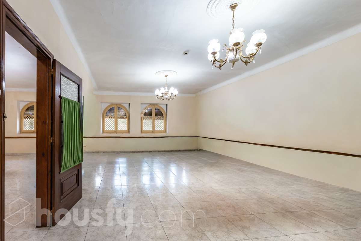 Housfy vende 🏡 fabulosa casa señorial ubicada en Vilanova i la Geltrú , la cuál consta de 610m2 útiles (verificados con la Dirección General de Catastro). Construida en el año: 1975. Edificio señorial de 1835, reformado y ampliado en 1975, que conserva el encanto de la arquitectura romántica y una imponente fachada en pleno centro de Vilanova i la Geltrú. Con más de 650 m² distribuidos en varias plantas, ofrece amplios espacios, una elegante zona de recepción, salones, estancias luminosas y una terraza privada con galería, adaptándose a múltiples proyectos de alto nivel. Gracias a su versatilidad urbanística, permite desarrollar usos como hotel boutique, viviendas plurifamiliares, oficinas, centro sanitario, educativo o restauración, convirtiéndose en una excelente oportunidad de inversión y reposicionamiento. Un inmueble único por su valor histórico, ubicación privilegiada y gran potencial para desarrollar un proyecto exclusivo. Distribución de estancias -Salón-comedor -8 Dormitorios -5 Baños Características específicas -Cédula de habitabilidad -Ascensor -Aire acondicionado -Trastero -Calefacción Zona y entorno Respecto a la ubicación, se sitúa en Vilanova i la Geltrú, municipio de Barcelona. Esta propiedad se encuentra cerca de transporte público, colegios, supermercados y farmacias. Aviso legal El precio de venta no incluye gastos de la compraventa como notaría, registro, impuestos, ni tampoco honorarios agencia. Esta publicación no es vinculante. Consulta siempre la nota simple con Housfy antes de formalizar la compraventa. Sobre nosotros Housfy es la plataforma integral de servicios inmobiliarios. Nuestra combinación de expertos y tecnología pone al alcance de todo el mundo servicios cómodos, claros y seguros. AICAT número: 7922. Nos encargamos de la gestión y asesoramiento de la compra. ¡Olvídate de todo! Hacemos los trámites por ti. Y, si además necesitas financiación, ponemos a tu disposición un bróker hipotecario para ayudarte a conseguir las mejores condiciones para tu perfil económico. ¿Quieres visitarla? Contacta con Housfy y agenda tu visita sin compromiso. Más información en: housfy.com-21
