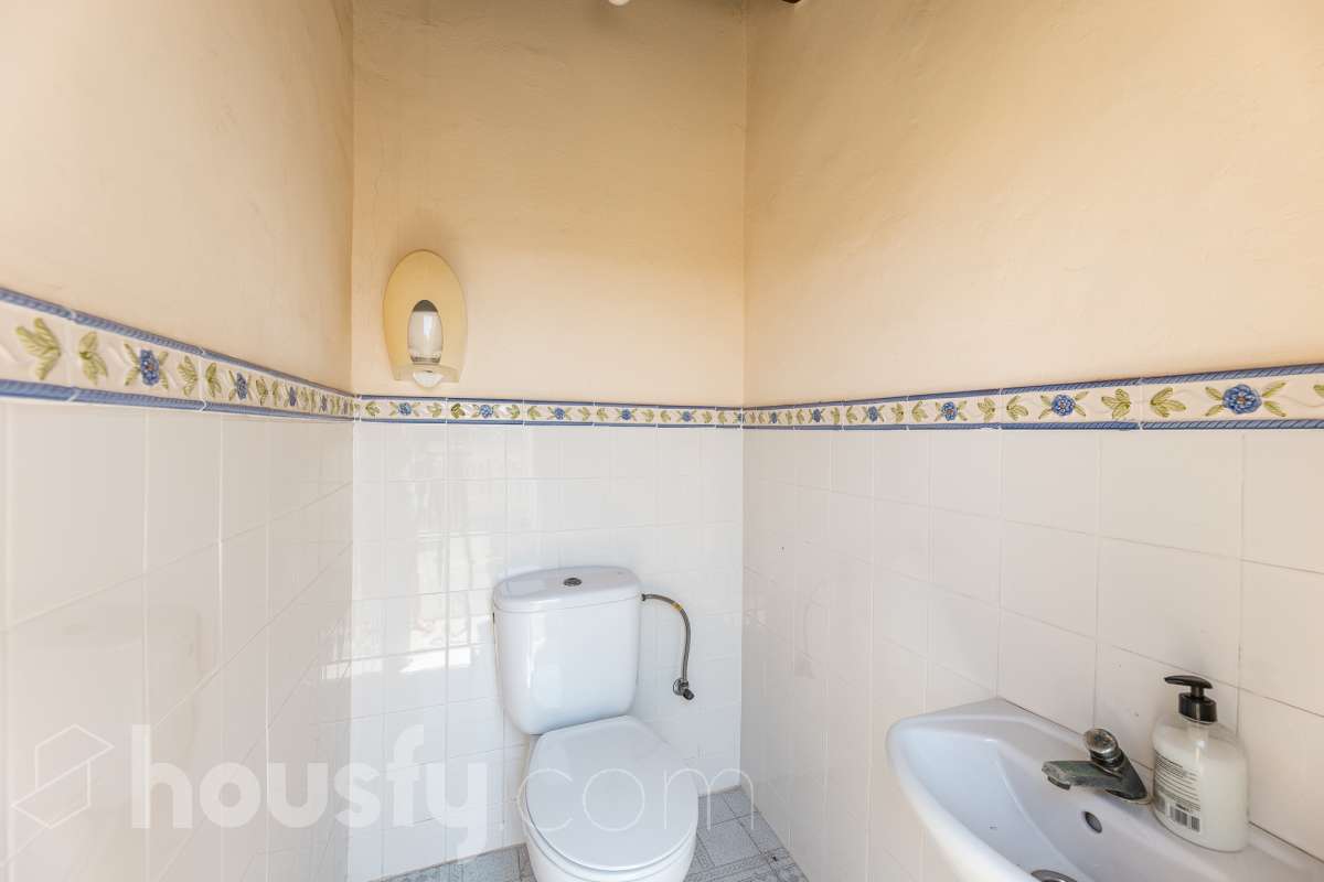Housfy vende 🏡 fabulosa casa señorial ubicada en Vilanova i la Geltrú , la cuál consta de 610m2 útiles (verificados con la Dirección General de Catastro). Construida en el año: 1975. Edificio señorial de 1835, reformado y ampliado en 1975, que conserva el encanto de la arquitectura romántica y una imponente fachada en pleno centro de Vilanova i la Geltrú. Con más de 650 m² distribuidos en varias plantas, ofrece amplios espacios, una elegante zona de recepción, salones, estancias luminosas y una terraza privada con galería, adaptándose a múltiples proyectos de alto nivel. Gracias a su versatilidad urbanística, permite desarrollar usos como hotel boutique, viviendas plurifamiliares, oficinas, centro sanitario, educativo o restauración, convirtiéndose en una excelente oportunidad de inversión y reposicionamiento. Un inmueble único por su valor histórico, ubicación privilegiada y gran potencial para desarrollar un proyecto exclusivo. Distribución de estancias -Salón-comedor -8 Dormitorios -5 Baños Características específicas -Cédula de habitabilidad -Ascensor -Aire acondicionado -Trastero -Calefacción Zona y entorno Respecto a la ubicación, se sitúa en Vilanova i la Geltrú, municipio de Barcelona. Esta propiedad se encuentra cerca de transporte público, colegios, supermercados y farmacias. Aviso legal El precio de venta no incluye gastos de la compraventa como notaría, registro, impuestos, ni tampoco honorarios agencia. Esta publicación no es vinculante. Consulta siempre la nota simple con Housfy antes de formalizar la compraventa. Sobre nosotros Housfy es la plataforma integral de servicios inmobiliarios. Nuestra combinación de expertos y tecnología pone al alcance de todo el mundo servicios cómodos, claros y seguros. AICAT número: 7922. Nos encargamos de la gestión y asesoramiento de la compra. ¡Olvídate de todo! Hacemos los trámites por ti. Y, si además necesitas financiación, ponemos a tu disposición un bróker hipotecario para ayudarte a conseguir las mejores condiciones para tu perfil económico. ¿Quieres visitarla? Contacta con Housfy y agenda tu visita sin compromiso. Más información en: housfy.com-34