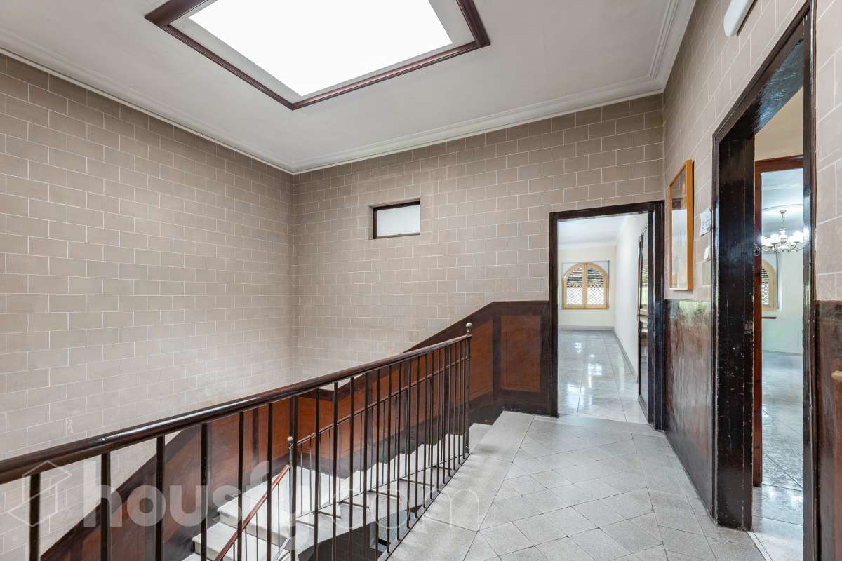 Housfy vende 🏡 fabulosa casa señorial ubicada en Vilanova i la Geltrú , la cuál consta de 610m2 útiles (verificados con la Dirección General de Catastro). Construida en el año: 1975. Edificio señorial de 1835, reformado y ampliado en 1975, que conserva el encanto de la arquitectura romántica y una imponente fachada en pleno centro de Vilanova i la Geltrú. Con más de 650 m² distribuidos en varias plantas, ofrece amplios espacios, una elegante zona de recepción, salones, estancias luminosas y una terraza privada con galería, adaptándose a múltiples proyectos de alto nivel. Gracias a su versatilidad urbanística, permite desarrollar usos como hotel boutique, viviendas plurifamiliares, oficinas, centro sanitario, educativo o restauración, convirtiéndose en una excelente oportunidad de inversión y reposicionamiento. Un inmueble único por su valor histórico, ubicación privilegiada y gran potencial para desarrollar un proyecto exclusivo. Distribución de estancias -Salón-comedor -8 Dormitorios -5 Baños Características específicas -Cédula de habitabilidad -Ascensor -Aire acondicionado -Trastero -Calefacción Zona y entorno Respecto a la ubicación, se sitúa en Vilanova i la Geltrú, municipio de Barcelona. Esta propiedad se encuentra cerca de transporte público, colegios, supermercados y farmacias. Aviso legal El precio de venta no incluye gastos de la compraventa como notaría, registro, impuestos, ni tampoco honorarios agencia. Esta publicación no es vinculante. Consulta siempre la nota simple con Housfy antes de formalizar la compraventa. Sobre nosotros Housfy es la plataforma integral de servicios inmobiliarios. Nuestra combinación de expertos y tecnología pone al alcance de todo el mundo servicios cómodos, claros y seguros. AICAT número: 7922. Nos encargamos de la gestión y asesoramiento de la compra. ¡Olvídate de todo! Hacemos los trámites por ti. Y, si además necesitas financiación, ponemos a tu disposición un bróker hipotecario para ayudarte a conseguir las mejores condiciones para tu perfil económico. ¿Quieres visitarla? Contacta con Housfy y agenda tu visita sin compromiso. Más información en: housfy.com-42