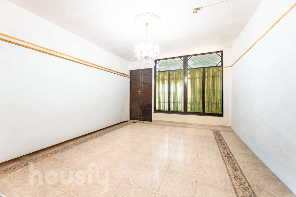 Housfy vende 🏡 fabulosa casa señorial ubicada en Vilanova i la Geltrú , la cuál consta de 610m2 útiles (verificados con la Dirección General de Catastro). Construida en el año: 1975. Edificio señorial de 1835, reformado y ampliado en 1975, que conserva el encanto de la arquitectura romántica y una imponente fachada en pleno centro de Vilanova i la Geltrú. Con más de 650 m² distribuidos en varias plantas, ofrece amplios espacios, una elegante zona de recepción, salones, estancias luminosas y una terraza privada con galería, adaptándose a múltiples proyectos de alto nivel. Gracias a su versatilidad urbanística, permite desarrollar usos como hotel boutique, viviendas plurifamiliares, oficinas, centro sanitario, educativo o restauración, convirtiéndose en una excelente oportunidad de inversión y reposicionamiento. Un inmueble único por su valor histórico, ubicación privilegiada y gran potencial para desarrollar un proyecto exclusivo. Distribución de estancias -Salón-comedor -8 Dormitorios -5 Baños Características específicas -Cédula de habitabilidad -Ascensor -Aire acondicionado -Trastero -Calefacción Zona y entorno Respecto a la ubicación, se sitúa en Vilanova i la Geltrú, municipio de Barcelona. Esta propiedad se encuentra cerca de transporte público, colegios, supermercados y farmacias. Aviso legal El precio de venta no incluye gastos de la compraventa como notaría, registro, impuestos, ni tampoco honorarios agencia. Esta publicación no es vinculante. Consulta siempre la nota simple con Housfy antes de formalizar la compraventa. Sobre nosotros Housfy es la plataforma integral de servicios inmobiliarios. Nuestra combinación de expertos y tecnología pone al alcance de todo el mundo servicios cómodos, claros y seguros. AICAT número: 7922. Nos encargamos de la gestión y asesoramiento de la compra. ¡Olvídate de todo! Hacemos los trámites por ti. Y, si además necesitas financiación, ponemos a tu disposición un bróker hipotecario para ayudarte a conseguir las mejores condiciones para tu perfil económico. ¿Quieres visitarla? Contacta con Housfy y agenda tu visita sin compromiso. Más información en: housfy.com-18