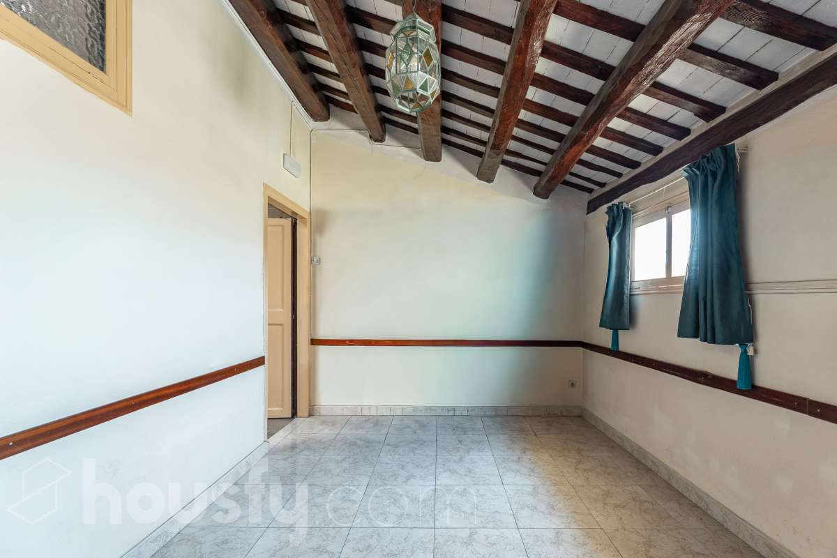 Housfy vende 🏡 fabulosa casa señorial ubicada en Vilanova i la Geltrú , la cuál consta de 610m2 útiles (verificados con la Dirección General de Catastro). Construida en el año: 1975. Edificio señorial de 1835, reformado y ampliado en 1975, que conserva el encanto de la arquitectura romántica y una imponente fachada en pleno centro de Vilanova i la Geltrú. Con más de 650 m² distribuidos en varias plantas, ofrece amplios espacios, una elegante zona de recepción, salones, estancias luminosas y una terraza privada con galería, adaptándose a múltiples proyectos de alto nivel. Gracias a su versatilidad urbanística, permite desarrollar usos como hotel boutique, viviendas plurifamiliares, oficinas, centro sanitario, educativo o restauración, convirtiéndose en una excelente oportunidad de inversión y reposicionamiento. Un inmueble único por su valor histórico, ubicación privilegiada y gran potencial para desarrollar un proyecto exclusivo. Distribución de estancias -Salón-comedor -8 Dormitorios -5 Baños Características específicas -Cédula de habitabilidad -Ascensor -Aire acondicionado -Trastero -Calefacción Zona y entorno Respecto a la ubicación, se sitúa en Vilanova i la Geltrú, municipio de Barcelona. Esta propiedad se encuentra cerca de transporte público, colegios, supermercados y farmacias. Aviso legal El precio de venta no incluye gastos de la compraventa como notaría, registro, impuestos, ni tampoco honorarios agencia. Esta publicación no es vinculante. Consulta siempre la nota simple con Housfy antes de formalizar la compraventa. Sobre nosotros Housfy es la plataforma integral de servicios inmobiliarios. Nuestra combinación de expertos y tecnología pone al alcance de todo el mundo servicios cómodos, claros y seguros. AICAT número: 7922. Nos encargamos de la gestión y asesoramiento de la compra. ¡Olvídate de todo! Hacemos los trámites por ti. Y, si además necesitas financiación, ponemos a tu disposición un bróker hipotecario para ayudarte a conseguir las mejores condiciones para tu perfil económico. ¿Quieres visitarla? Contacta con Housfy y agenda tu visita sin compromiso. Más información en: housfy.com-20