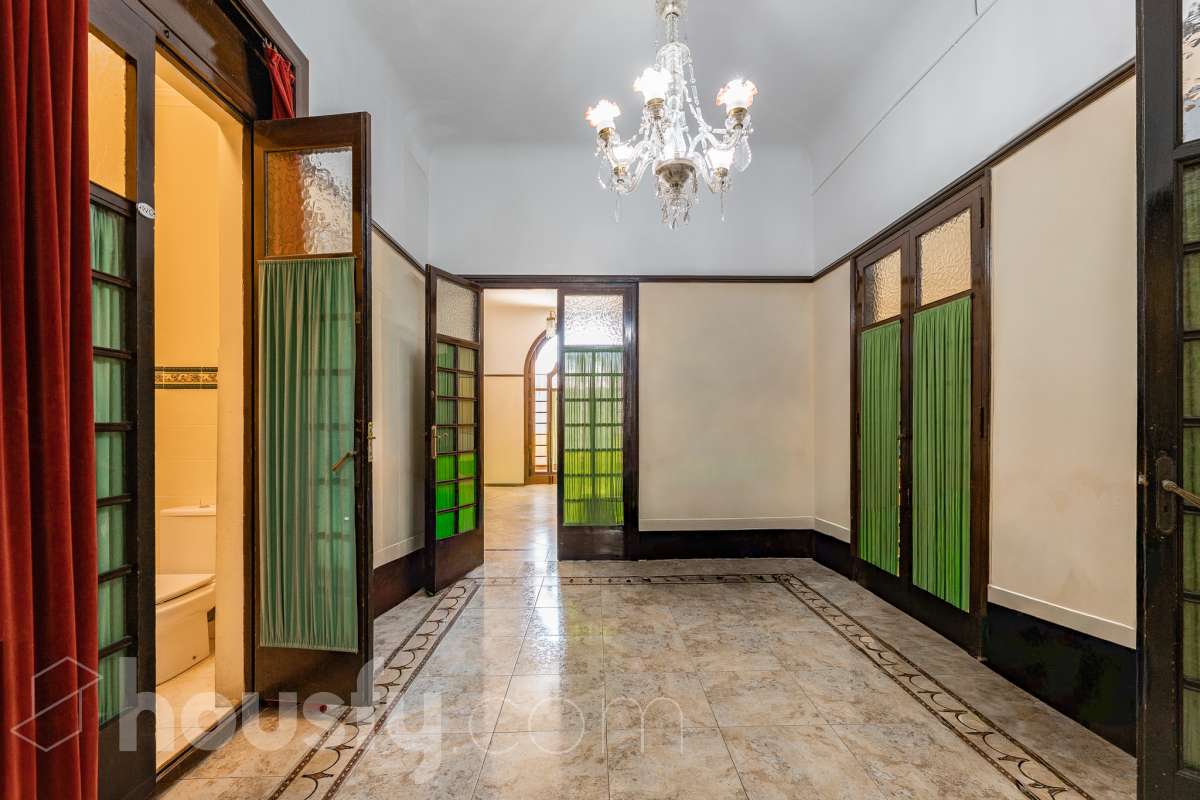 Housfy vende 🏡 fabulosa casa señorial ubicada en Vilanova i la Geltrú , la cuál consta de 610m2 útiles (verificados con la Dirección General de Catastro). Construida en el año: 1975. Edificio señorial de 1835, reformado y ampliado en 1975, que conserva el encanto de la arquitectura romántica y una imponente fachada en pleno centro de Vilanova i la Geltrú. Con más de 650 m² distribuidos en varias plantas, ofrece amplios espacios, una elegante zona de recepción, salones, estancias luminosas y una terraza privada con galería, adaptándose a múltiples proyectos de alto nivel. Gracias a su versatilidad urbanística, permite desarrollar usos como hotel boutique, viviendas plurifamiliares, oficinas, centro sanitario, educativo o restauración, convirtiéndose en una excelente oportunidad de inversión y reposicionamiento. Un inmueble único por su valor histórico, ubicación privilegiada y gran potencial para desarrollar un proyecto exclusivo. Distribución de estancias -Salón-comedor -8 Dormitorios -5 Baños Características específicas -Cédula de habitabilidad -Ascensor -Aire acondicionado -Trastero -Calefacción Zona y entorno Respecto a la ubicación, se sitúa en Vilanova i la Geltrú, municipio de Barcelona. Esta propiedad se encuentra cerca de transporte público, colegios, supermercados y farmacias. Aviso legal El precio de venta no incluye gastos de la compraventa como notaría, registro, impuestos, ni tampoco honorarios agencia. Esta publicación no es vinculante. Consulta siempre la nota simple con Housfy antes de formalizar la compraventa. Sobre nosotros Housfy es la plataforma integral de servicios inmobiliarios. Nuestra combinación de expertos y tecnología pone al alcance de todo el mundo servicios cómodos, claros y seguros. AICAT número: 7922. Nos encargamos de la gestión y asesoramiento de la compra. ¡Olvídate de todo! Hacemos los trámites por ti. Y, si además necesitas financiación, ponemos a tu disposición un bróker hipotecario para ayudarte a conseguir las mejores condiciones para tu perfil económico. ¿Quieres visitarla? Contacta con Housfy y agenda tu visita sin compromiso. Más información en: housfy.com-15