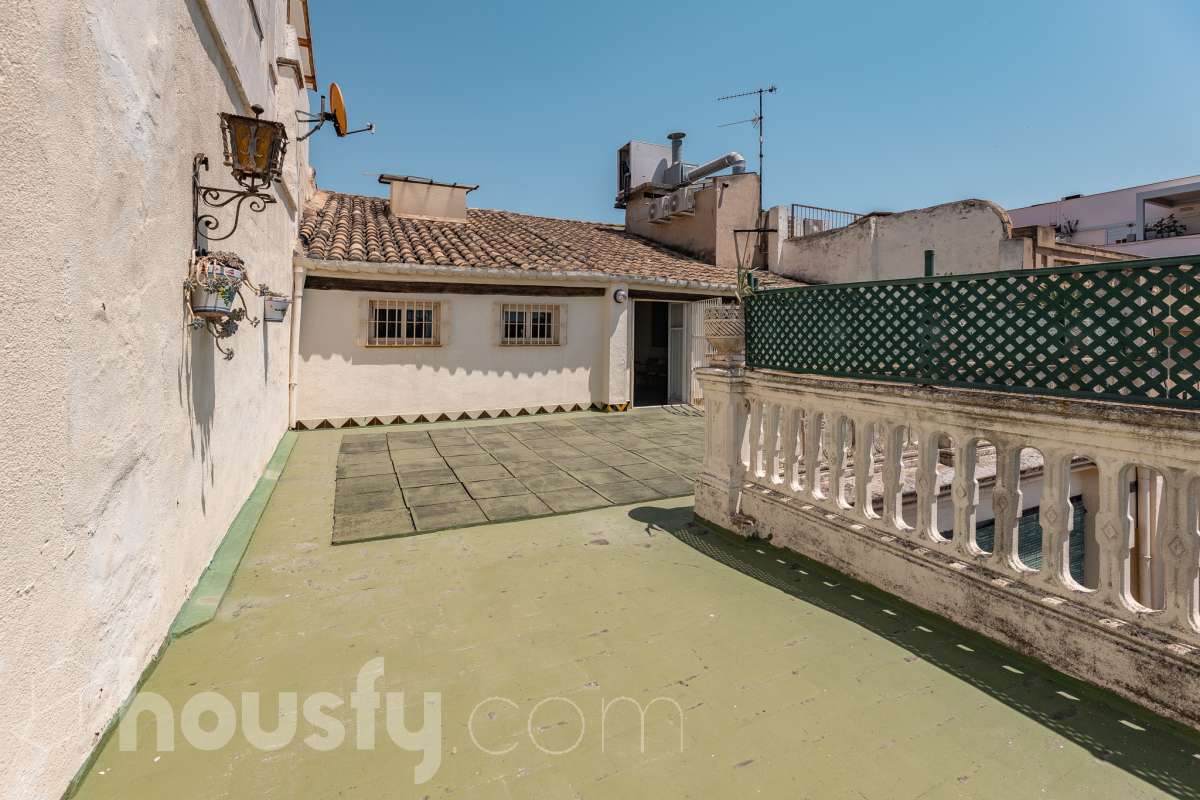 Housfy vende 🏡 fabulosa casa señorial ubicada en Vilanova i la Geltrú , la cuál consta de 610m2 útiles (verificados con la Dirección General de Catastro). Construida en el año: 1975. Edificio señorial de 1835, reformado y ampliado en 1975, que conserva el encanto de la arquitectura romántica y una imponente fachada en pleno centro de Vilanova i la Geltrú. Con más de 650 m² distribuidos en varias plantas, ofrece amplios espacios, una elegante zona de recepción, salones, estancias luminosas y una terraza privada con galería, adaptándose a múltiples proyectos de alto nivel. Gracias a su versatilidad urbanística, permite desarrollar usos como hotel boutique, viviendas plurifamiliares, oficinas, centro sanitario, educativo o restauración, convirtiéndose en una excelente oportunidad de inversión y reposicionamiento. Un inmueble único por su valor histórico, ubicación privilegiada y gran potencial para desarrollar un proyecto exclusivo. Distribución de estancias -Salón-comedor -8 Dormitorios -5 Baños Características específicas -Cédula de habitabilidad -Ascensor -Aire acondicionado -Trastero -Calefacción Zona y entorno Respecto a la ubicación, se sitúa en Vilanova i la Geltrú, municipio de Barcelona. Esta propiedad se encuentra cerca de transporte público, colegios, supermercados y farmacias. Aviso legal El precio de venta no incluye gastos de la compraventa como notaría, registro, impuestos, ni tampoco honorarios agencia. Esta publicación no es vinculante. Consulta siempre la nota simple con Housfy antes de formalizar la compraventa. Sobre nosotros Housfy es la plataforma integral de servicios inmobiliarios. Nuestra combinación de expertos y tecnología pone al alcance de todo el mundo servicios cómodos, claros y seguros. AICAT número: 7922. Nos encargamos de la gestión y asesoramiento de la compra. ¡Olvídate de todo! Hacemos los trámites por ti. Y, si además necesitas financiación, ponemos a tu disposición un bróker hipotecario para ayudarte a conseguir las mejores condiciones para tu perfil económico. ¿Quieres visitarla? Contacta con Housfy y agenda tu visita sin compromiso. Más información en: housfy.com-27