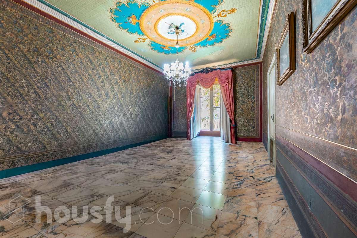 Housfy vende 🏡 fabulosa casa señorial ubicada en Vilanova i la Geltrú , la cuál consta de 610m2 útiles (verificados con la Dirección General de Catastro). Construida en el año: 1975. Edificio señorial de 1835, reformado y ampliado en 1975, que conserva el encanto de la arquitectura romántica y una imponente fachada en pleno centro de Vilanova i la Geltrú. Con más de 650 m² distribuidos en varias plantas, ofrece amplios espacios, una elegante zona de recepción, salones, estancias luminosas y una terraza privada con galería, adaptándose a múltiples proyectos de alto nivel. Gracias a su versatilidad urbanística, permite desarrollar usos como hotel boutique, viviendas plurifamiliares, oficinas, centro sanitario, educativo o restauración, convirtiéndose en una excelente oportunidad de inversión y reposicionamiento. Un inmueble único por su valor histórico, ubicación privilegiada y gran potencial para desarrollar un proyecto exclusivo. Distribución de estancias -Salón-comedor -8 Dormitorios -5 Baños Características específicas -Cédula de habitabilidad -Ascensor -Aire acondicionado -Trastero -Calefacción Zona y entorno Respecto a la ubicación, se sitúa en Vilanova i la Geltrú, municipio de Barcelona. Esta propiedad se encuentra cerca de transporte público, colegios, supermercados y farmacias. Aviso legal El precio de venta no incluye gastos de la compraventa como notaría, registro, impuestos, ni tampoco honorarios agencia. Esta publicación no es vinculante. Consulta siempre la nota simple con Housfy antes de formalizar la compraventa. Sobre nosotros Housfy es la plataforma integral de servicios inmobiliarios. Nuestra combinación de expertos y tecnología pone al alcance de todo el mundo servicios cómodos, claros y seguros. AICAT número: 7922. Nos encargamos de la gestión y asesoramiento de la compra. ¡Olvídate de todo! Hacemos los trámites por ti. Y, si además necesitas financiación, ponemos a tu disposición un bróker hipotecario para ayudarte a conseguir las mejores condiciones para tu perfil económico. ¿Quieres visitarla? Contacta con Housfy y agenda tu visita sin compromiso. Más información en: housfy.com-3