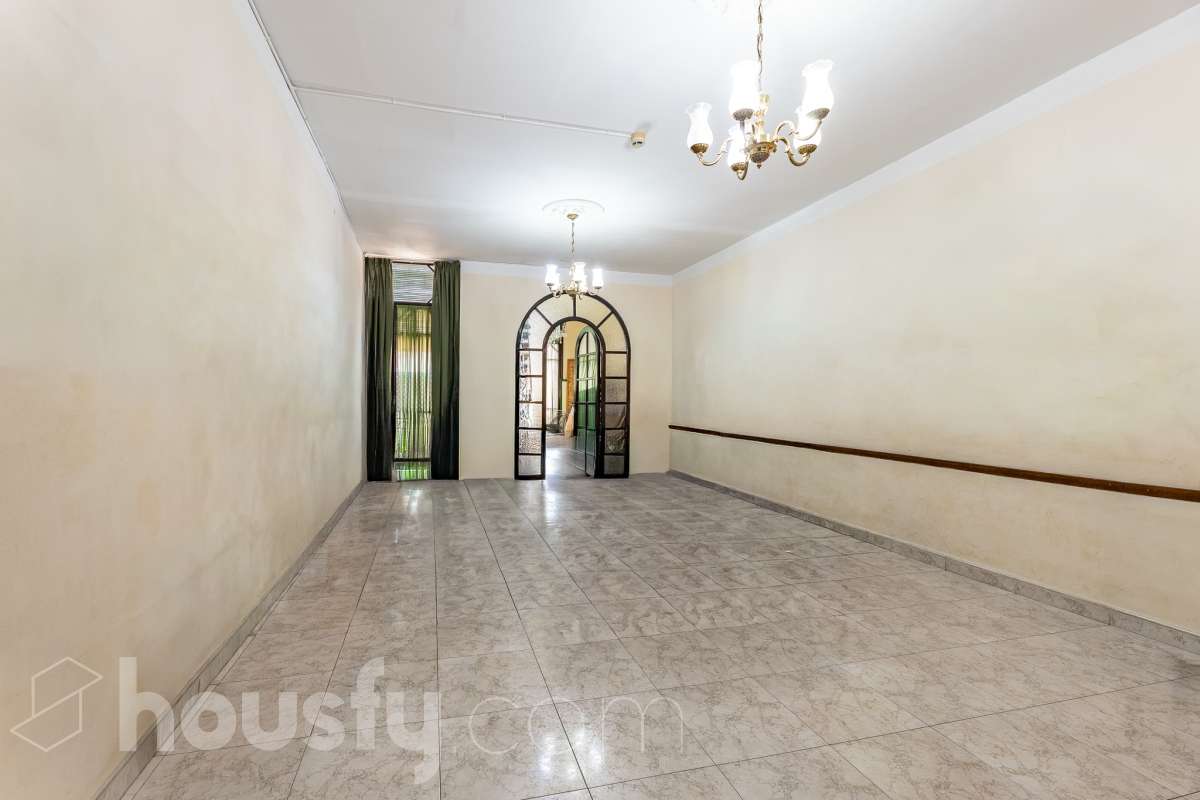 Housfy vende 🏡 fabulosa casa señorial ubicada en Vilanova i la Geltrú , la cuál consta de 610m2 útiles (verificados con la Dirección General de Catastro). Construida en el año: 1975. Edificio señorial de 1835, reformado y ampliado en 1975, que conserva el encanto de la arquitectura romántica y una imponente fachada en pleno centro de Vilanova i la Geltrú. Con más de 650 m² distribuidos en varias plantas, ofrece amplios espacios, una elegante zona de recepción, salones, estancias luminosas y una terraza privada con galería, adaptándose a múltiples proyectos de alto nivel. Gracias a su versatilidad urbanística, permite desarrollar usos como hotel boutique, viviendas plurifamiliares, oficinas, centro sanitario, educativo o restauración, convirtiéndose en una excelente oportunidad de inversión y reposicionamiento. Un inmueble único por su valor histórico, ubicación privilegiada y gran potencial para desarrollar un proyecto exclusivo. Distribución de estancias -Salón-comedor -8 Dormitorios -5 Baños Características específicas -Cédula de habitabilidad -Ascensor -Aire acondicionado -Trastero -Calefacción Zona y entorno Respecto a la ubicación, se sitúa en Vilanova i la Geltrú, municipio de Barcelona. Esta propiedad se encuentra cerca de transporte público, colegios, supermercados y farmacias. Aviso legal El precio de venta no incluye gastos de la compraventa como notaría, registro, impuestos, ni tampoco honorarios agencia. Esta publicación no es vinculante. Consulta siempre la nota simple con Housfy antes de formalizar la compraventa. Sobre nosotros Housfy es la plataforma integral de servicios inmobiliarios. Nuestra combinación de expertos y tecnología pone al alcance de todo el mundo servicios cómodos, claros y seguros. AICAT número: 7922. Nos encargamos de la gestión y asesoramiento de la compra. ¡Olvídate de todo! Hacemos los trámites por ti. Y, si además necesitas financiación, ponemos a tu disposición un bróker hipotecario para ayudarte a conseguir las mejores condiciones para tu perfil económico. ¿Quieres visitarla? Contacta con Housfy y agenda tu visita sin compromiso. Más información en: housfy.com-10