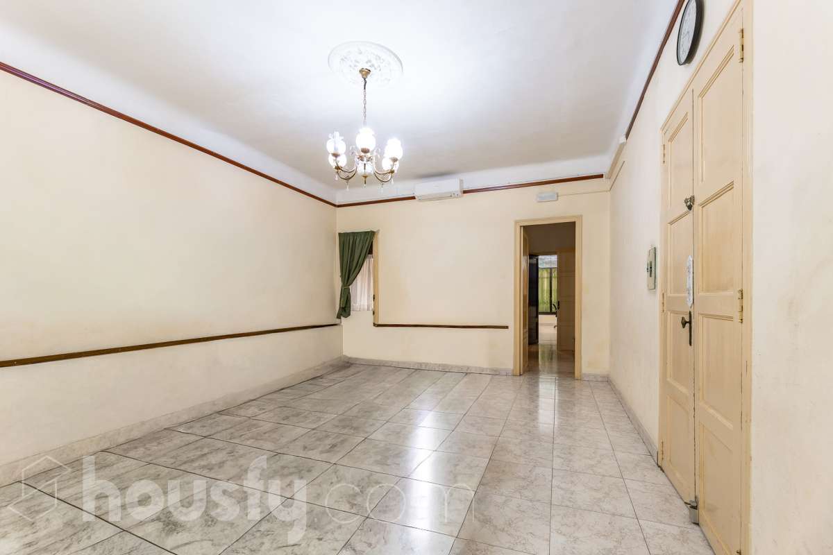 Housfy vende 🏡 fabulosa casa señorial ubicada en Vilanova i la Geltrú , la cuál consta de 610m2 útiles (verificados con la Dirección General de Catastro). Construida en el año: 1975. Edificio señorial de 1835, reformado y ampliado en 1975, que conserva el encanto de la arquitectura romántica y una imponente fachada en pleno centro de Vilanova i la Geltrú. Con más de 650 m² distribuidos en varias plantas, ofrece amplios espacios, una elegante zona de recepción, salones, estancias luminosas y una terraza privada con galería, adaptándose a múltiples proyectos de alto nivel. Gracias a su versatilidad urbanística, permite desarrollar usos como hotel boutique, viviendas plurifamiliares, oficinas, centro sanitario, educativo o restauración, convirtiéndose en una excelente oportunidad de inversión y reposicionamiento. Un inmueble único por su valor histórico, ubicación privilegiada y gran potencial para desarrollar un proyecto exclusivo. Distribución de estancias -Salón-comedor -8 Dormitorios -5 Baños Características específicas -Cédula de habitabilidad -Ascensor -Aire acondicionado -Trastero -Calefacción Zona y entorno Respecto a la ubicación, se sitúa en Vilanova i la Geltrú, municipio de Barcelona. Esta propiedad se encuentra cerca de transporte público, colegios, supermercados y farmacias. Aviso legal El precio de venta no incluye gastos de la compraventa como notaría, registro, impuestos, ni tampoco honorarios agencia. Esta publicación no es vinculante. Consulta siempre la nota simple con Housfy antes de formalizar la compraventa. Sobre nosotros Housfy es la plataforma integral de servicios inmobiliarios. Nuestra combinación de expertos y tecnología pone al alcance de todo el mundo servicios cómodos, claros y seguros. AICAT número: 7922. Nos encargamos de la gestión y asesoramiento de la compra. ¡Olvídate de todo! Hacemos los trámites por ti. Y, si además necesitas financiación, ponemos a tu disposición un bróker hipotecario para ayudarte a conseguir las mejores condiciones para tu perfil económico. ¿Quieres visitarla? Contacta con Housfy y agenda tu visita sin compromiso. Más información en: housfy.com-8
