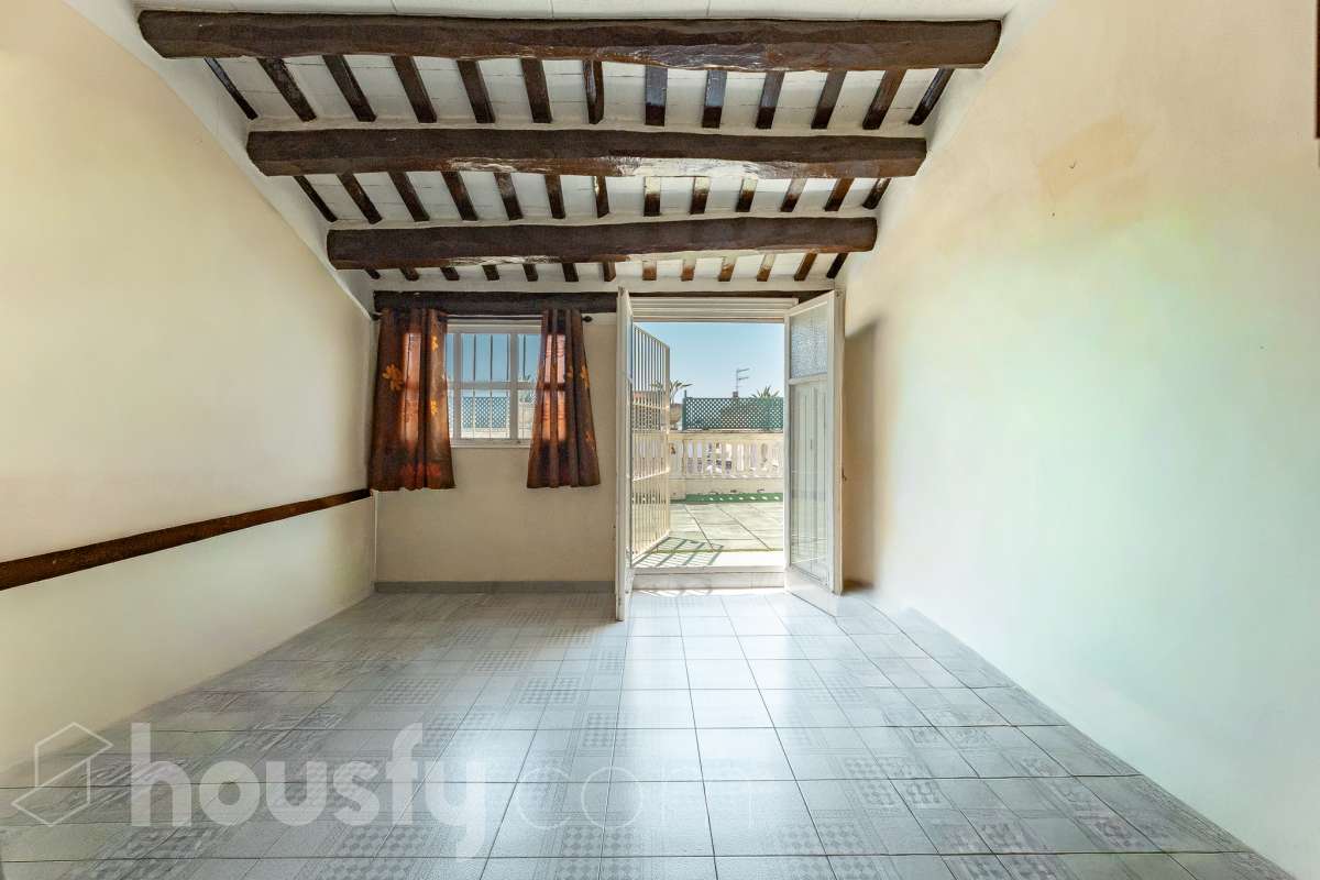 Housfy vende 🏡 fabulosa casa señorial ubicada en Vilanova i la Geltrú , la cuál consta de 610m2 útiles (verificados con la Dirección General de Catastro). Construida en el año: 1975. Edificio señorial de 1835, reformado y ampliado en 1975, que conserva el encanto de la arquitectura romántica y una imponente fachada en pleno centro de Vilanova i la Geltrú. Con más de 650 m² distribuidos en varias plantas, ofrece amplios espacios, una elegante zona de recepción, salones, estancias luminosas y una terraza privada con galería, adaptándose a múltiples proyectos de alto nivel. Gracias a su versatilidad urbanística, permite desarrollar usos como hotel boutique, viviendas plurifamiliares, oficinas, centro sanitario, educativo o restauración, convirtiéndose en una excelente oportunidad de inversión y reposicionamiento. Un inmueble único por su valor histórico, ubicación privilegiada y gran potencial para desarrollar un proyecto exclusivo. Distribución de estancias -Salón-comedor -8 Dormitorios -5 Baños Características específicas -Cédula de habitabilidad -Ascensor -Aire acondicionado -Trastero -Calefacción Zona y entorno Respecto a la ubicación, se sitúa en Vilanova i la Geltrú, municipio de Barcelona. Esta propiedad se encuentra cerca de transporte público, colegios, supermercados y farmacias. Aviso legal El precio de venta no incluye gastos de la compraventa como notaría, registro, impuestos, ni tampoco honorarios agencia. Esta publicación no es vinculante. Consulta siempre la nota simple con Housfy antes de formalizar la compraventa. Sobre nosotros Housfy es la plataforma integral de servicios inmobiliarios. Nuestra combinación de expertos y tecnología pone al alcance de todo el mundo servicios cómodos, claros y seguros. AICAT número: 7922. Nos encargamos de la gestión y asesoramiento de la compra. ¡Olvídate de todo! Hacemos los trámites por ti. Y, si además necesitas financiación, ponemos a tu disposición un bróker hipotecario para ayudarte a conseguir las mejores condiciones para tu perfil económico. ¿Quieres visitarla? Contacta con Housfy y agenda tu visita sin compromiso. Más información en: housfy.com-23