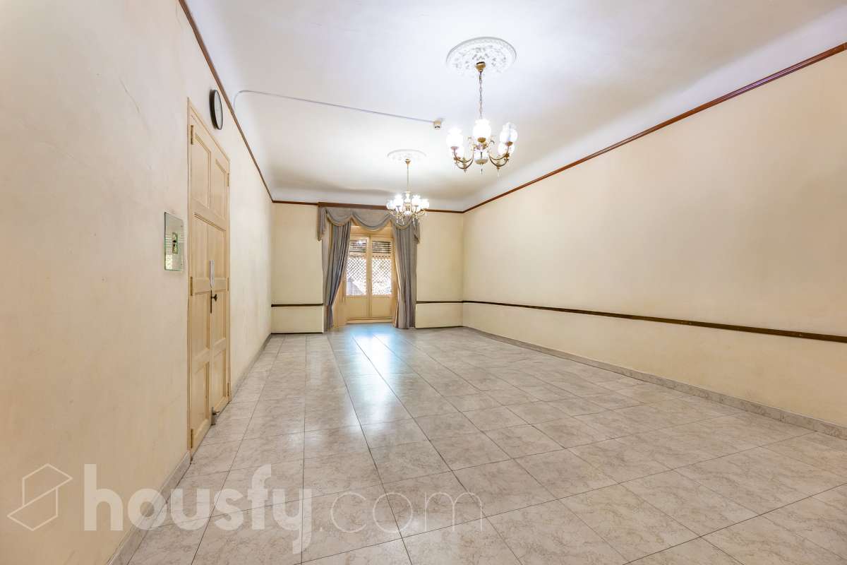 Housfy vende 🏡 fabulosa casa señorial ubicada en Vilanova i la Geltrú , la cuál consta de 610m2 útiles (verificados con la Dirección General de Catastro). Construida en el año: 1975. Edificio señorial de 1835, reformado y ampliado en 1975, que conserva el encanto de la arquitectura romántica y una imponente fachada en pleno centro de Vilanova i la Geltrú. Con más de 650 m² distribuidos en varias plantas, ofrece amplios espacios, una elegante zona de recepción, salones, estancias luminosas y una terraza privada con galería, adaptándose a múltiples proyectos de alto nivel. Gracias a su versatilidad urbanística, permite desarrollar usos como hotel boutique, viviendas plurifamiliares, oficinas, centro sanitario, educativo o restauración, convirtiéndose en una excelente oportunidad de inversión y reposicionamiento. Un inmueble único por su valor histórico, ubicación privilegiada y gran potencial para desarrollar un proyecto exclusivo. Distribución de estancias -Salón-comedor -8 Dormitorios -5 Baños Características específicas -Cédula de habitabilidad -Ascensor -Aire acondicionado -Trastero -Calefacción Zona y entorno Respecto a la ubicación, se sitúa en Vilanova i la Geltrú, municipio de Barcelona. Esta propiedad se encuentra cerca de transporte público, colegios, supermercados y farmacias. Aviso legal El precio de venta no incluye gastos de la compraventa como notaría, registro, impuestos, ni tampoco honorarios agencia. Esta publicación no es vinculante. Consulta siempre la nota simple con Housfy antes de formalizar la compraventa. Sobre nosotros Housfy es la plataforma integral de servicios inmobiliarios. Nuestra combinación de expertos y tecnología pone al alcance de todo el mundo servicios cómodos, claros y seguros. AICAT número: 7922. Nos encargamos de la gestión y asesoramiento de la compra. ¡Olvídate de todo! Hacemos los trámites por ti. Y, si además necesitas financiación, ponemos a tu disposición un bróker hipotecario para ayudarte a conseguir las mejores condiciones para tu perfil económico. ¿Quieres visitarla? Contacta con Housfy y agenda tu visita sin compromiso. Más información en: housfy.com-7