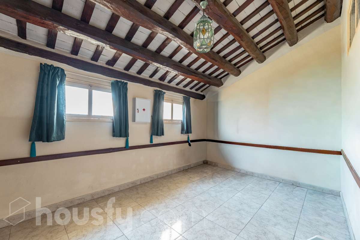 Housfy vende 🏡 fabulosa casa señorial ubicada en Vilanova i la Geltrú , la cuál consta de 610m2 útiles (verificados con la Dirección General de Catastro). Construida en el año: 1975. Edificio señorial de 1835, reformado y ampliado en 1975, que conserva el encanto de la arquitectura romántica y una imponente fachada en pleno centro de Vilanova i la Geltrú. Con más de 650 m² distribuidos en varias plantas, ofrece amplios espacios, una elegante zona de recepción, salones, estancias luminosas y una terraza privada con galería, adaptándose a múltiples proyectos de alto nivel. Gracias a su versatilidad urbanística, permite desarrollar usos como hotel boutique, viviendas plurifamiliares, oficinas, centro sanitario, educativo o restauración, convirtiéndose en una excelente oportunidad de inversión y reposicionamiento. Un inmueble único por su valor histórico, ubicación privilegiada y gran potencial para desarrollar un proyecto exclusivo. Distribución de estancias -Salón-comedor -8 Dormitorios -5 Baños Características específicas -Cédula de habitabilidad -Ascensor -Aire acondicionado -Trastero -Calefacción Zona y entorno Respecto a la ubicación, se sitúa en Vilanova i la Geltrú, municipio de Barcelona. Esta propiedad se encuentra cerca de transporte público, colegios, supermercados y farmacias. Aviso legal El precio de venta no incluye gastos de la compraventa como notaría, registro, impuestos, ni tampoco honorarios agencia. Esta publicación no es vinculante. Consulta siempre la nota simple con Housfy antes de formalizar la compraventa. Sobre nosotros Housfy es la plataforma integral de servicios inmobiliarios. Nuestra combinación de expertos y tecnología pone al alcance de todo el mundo servicios cómodos, claros y seguros. AICAT número: 7922. Nos encargamos de la gestión y asesoramiento de la compra. ¡Olvídate de todo! Hacemos los trámites por ti. Y, si además necesitas financiación, ponemos a tu disposición un bróker hipotecario para ayudarte a conseguir las mejores condiciones para tu perfil económico. ¿Quieres visitarla? Contacta con Housfy y agenda tu visita sin compromiso. Más información en: housfy.com-19