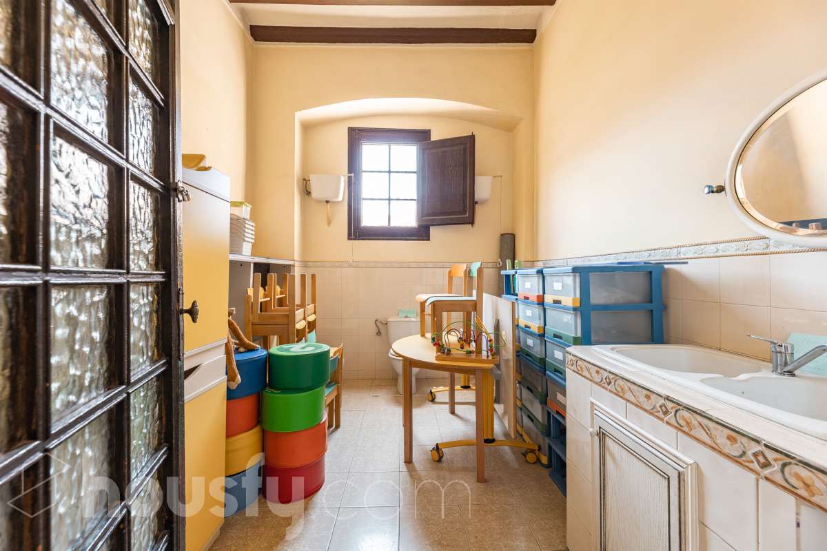 Housfy vende 🏡 fabulosa casa señorial ubicada en Vilanova i la Geltrú , la cuál consta de 610m2 útiles (verificados con la Dirección General de Catastro). Construida en el año: 1975. Edificio señorial de 1835, reformado y ampliado en 1975, que conserva el encanto de la arquitectura romántica y una imponente fachada en pleno centro de Vilanova i la Geltrú. Con más de 650 m² distribuidos en varias plantas, ofrece amplios espacios, una elegante zona de recepción, salones, estancias luminosas y una terraza privada con galería, adaptándose a múltiples proyectos de alto nivel. Gracias a su versatilidad urbanística, permite desarrollar usos como hotel boutique, viviendas plurifamiliares, oficinas, centro sanitario, educativo o restauración, convirtiéndose en una excelente oportunidad de inversión y reposicionamiento. Un inmueble único por su valor histórico, ubicación privilegiada y gran potencial para desarrollar un proyecto exclusivo. Distribución de estancias -Salón-comedor -8 Dormitorios -5 Baños Características específicas -Cédula de habitabilidad -Ascensor -Aire acondicionado -Trastero -Calefacción Zona y entorno Respecto a la ubicación, se sitúa en Vilanova i la Geltrú, municipio de Barcelona. Esta propiedad se encuentra cerca de transporte público, colegios, supermercados y farmacias. Aviso legal El precio de venta no incluye gastos de la compraventa como notaría, registro, impuestos, ni tampoco honorarios agencia. Esta publicación no es vinculante. Consulta siempre la nota simple con Housfy antes de formalizar la compraventa. Sobre nosotros Housfy es la plataforma integral de servicios inmobiliarios. Nuestra combinación de expertos y tecnología pone al alcance de todo el mundo servicios cómodos, claros y seguros. AICAT número: 7922. Nos encargamos de la gestión y asesoramiento de la compra. ¡Olvídate de todo! Hacemos los trámites por ti. Y, si además necesitas financiación, ponemos a tu disposición un bróker hipotecario para ayudarte a conseguir las mejores condiciones para tu perfil económico. ¿Quieres visitarla? Contacta con Housfy y agenda tu visita sin compromiso. Más información en: housfy.com-29