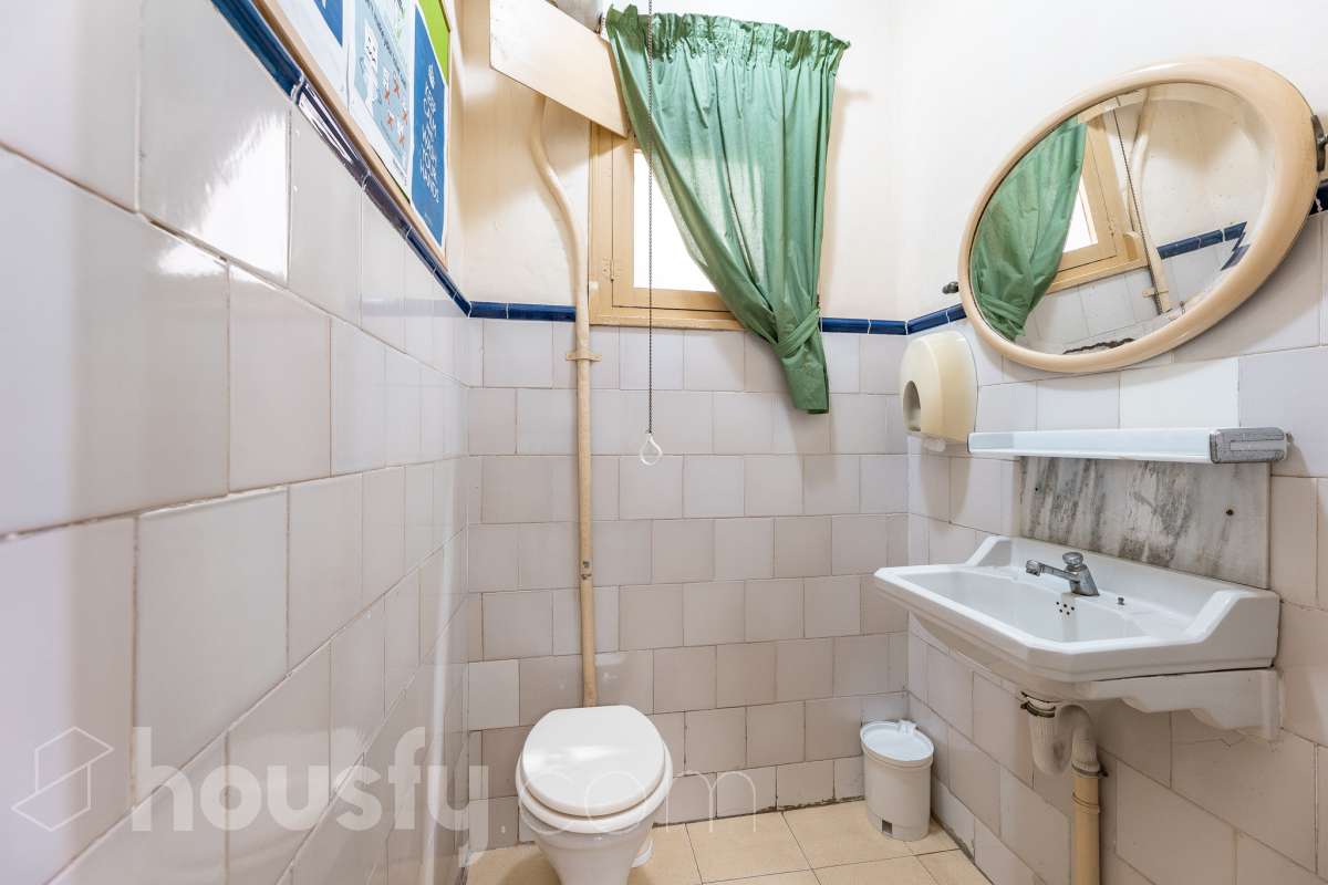 Housfy vende 🏡 fabulosa casa señorial ubicada en Vilanova i la Geltrú , la cuál consta de 610m2 útiles (verificados con la Dirección General de Catastro). Construida en el año: 1975. Edificio señorial de 1835, reformado y ampliado en 1975, que conserva el encanto de la arquitectura romántica y una imponente fachada en pleno centro de Vilanova i la Geltrú. Con más de 650 m² distribuidos en varias plantas, ofrece amplios espacios, una elegante zona de recepción, salones, estancias luminosas y una terraza privada con galería, adaptándose a múltiples proyectos de alto nivel. Gracias a su versatilidad urbanística, permite desarrollar usos como hotel boutique, viviendas plurifamiliares, oficinas, centro sanitario, educativo o restauración, convirtiéndose en una excelente oportunidad de inversión y reposicionamiento. Un inmueble único por su valor histórico, ubicación privilegiada y gran potencial para desarrollar un proyecto exclusivo. Distribución de estancias -Salón-comedor -8 Dormitorios -5 Baños Características específicas -Cédula de habitabilidad -Ascensor -Aire acondicionado -Trastero -Calefacción Zona y entorno Respecto a la ubicación, se sitúa en Vilanova i la Geltrú, municipio de Barcelona. Esta propiedad se encuentra cerca de transporte público, colegios, supermercados y farmacias. Aviso legal El precio de venta no incluye gastos de la compraventa como notaría, registro, impuestos, ni tampoco honorarios agencia. Esta publicación no es vinculante. Consulta siempre la nota simple con Housfy antes de formalizar la compraventa. Sobre nosotros Housfy es la plataforma integral de servicios inmobiliarios. Nuestra combinación de expertos y tecnología pone al alcance de todo el mundo servicios cómodos, claros y seguros. AICAT número: 7922. Nos encargamos de la gestión y asesoramiento de la compra. ¡Olvídate de todo! Hacemos los trámites por ti. Y, si además necesitas financiación, ponemos a tu disposición un bróker hipotecario para ayudarte a conseguir las mejores condiciones para tu perfil económico. ¿Quieres visitarla? Contacta con Housfy y agenda tu visita sin compromiso. Más información en: housfy.com-33