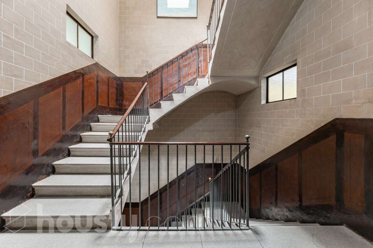 Housfy vende 🏡 fabulosa casa señorial ubicada en Vilanova i la Geltrú , la cuál consta de 610m2 útiles (verificados con la Dirección General de Catastro). Construida en el año: 1975. Edificio señorial de 1835, reformado y ampliado en 1975, que conserva el encanto de la arquitectura romántica y una imponente fachada en pleno centro de Vilanova i la Geltrú. Con más de 650 m² distribuidos en varias plantas, ofrece amplios espacios, una elegante zona de recepción, salones, estancias luminosas y una terraza privada con galería, adaptándose a múltiples proyectos de alto nivel. Gracias a su versatilidad urbanística, permite desarrollar usos como hotel boutique, viviendas plurifamiliares, oficinas, centro sanitario, educativo o restauración, convirtiéndose en una excelente oportunidad de inversión y reposicionamiento. Un inmueble único por su valor histórico, ubicación privilegiada y gran potencial para desarrollar un proyecto exclusivo. Distribución de estancias -Salón-comedor -8 Dormitorios -5 Baños Características específicas -Cédula de habitabilidad -Ascensor -Aire acondicionado -Trastero -Calefacción Zona y entorno Respecto a la ubicación, se sitúa en Vilanova i la Geltrú, municipio de Barcelona. Esta propiedad se encuentra cerca de transporte público, colegios, supermercados y farmacias. Aviso legal El precio de venta no incluye gastos de la compraventa como notaría, registro, impuestos, ni tampoco honorarios agencia. Esta publicación no es vinculante. Consulta siempre la nota simple con Housfy antes de formalizar la compraventa. Sobre nosotros Housfy es la plataforma integral de servicios inmobiliarios. Nuestra combinación de expertos y tecnología pone al alcance de todo el mundo servicios cómodos, claros y seguros. AICAT número: 7922. Nos encargamos de la gestión y asesoramiento de la compra. ¡Olvídate de todo! Hacemos los trámites por ti. Y, si además necesitas financiación, ponemos a tu disposición un bróker hipotecario para ayudarte a conseguir las mejores condiciones para tu perfil económico. ¿Quieres visitarla? Contacta con Housfy y agenda tu visita sin compromiso. Más información en: housfy.com-38