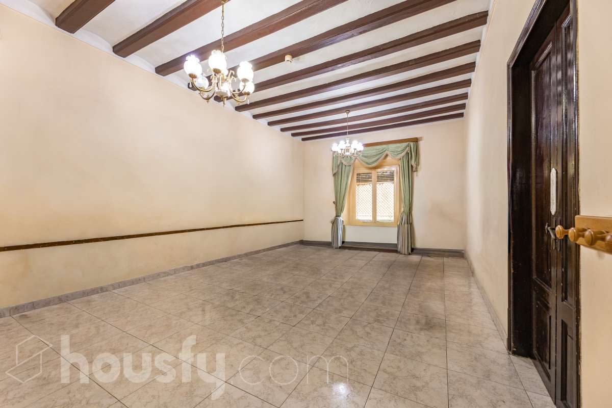 Housfy vende 🏡 fabulosa casa señorial ubicada en Vilanova i la Geltrú , la cuál consta de 610m2 útiles (verificados con la Dirección General de Catastro). Construida en el año: 1975. Edificio señorial de 1835, reformado y ampliado en 1975, que conserva el encanto de la arquitectura romántica y una imponente fachada en pleno centro de Vilanova i la Geltrú. Con más de 650 m² distribuidos en varias plantas, ofrece amplios espacios, una elegante zona de recepción, salones, estancias luminosas y una terraza privada con galería, adaptándose a múltiples proyectos de alto nivel. Gracias a su versatilidad urbanística, permite desarrollar usos como hotel boutique, viviendas plurifamiliares, oficinas, centro sanitario, educativo o restauración, convirtiéndose en una excelente oportunidad de inversión y reposicionamiento. Un inmueble único por su valor histórico, ubicación privilegiada y gran potencial para desarrollar un proyecto exclusivo. Distribución de estancias -Salón-comedor -8 Dormitorios -5 Baños Características específicas -Cédula de habitabilidad -Ascensor -Aire acondicionado -Trastero -Calefacción Zona y entorno Respecto a la ubicación, se sitúa en Vilanova i la Geltrú, municipio de Barcelona. Esta propiedad se encuentra cerca de transporte público, colegios, supermercados y farmacias. Aviso legal El precio de venta no incluye gastos de la compraventa como notaría, registro, impuestos, ni tampoco honorarios agencia. Esta publicación no es vinculante. Consulta siempre la nota simple con Housfy antes de formalizar la compraventa. Sobre nosotros Housfy es la plataforma integral de servicios inmobiliarios. Nuestra combinación de expertos y tecnología pone al alcance de todo el mundo servicios cómodos, claros y seguros. AICAT número: 7922. Nos encargamos de la gestión y asesoramiento de la compra. ¡Olvídate de todo! Hacemos los trámites por ti. Y, si además necesitas financiación, ponemos a tu disposición un bróker hipotecario para ayudarte a conseguir las mejores condiciones para tu perfil económico. ¿Quieres visitarla? Contacta con Housfy y agenda tu visita sin compromiso. Más información en: housfy.com-6