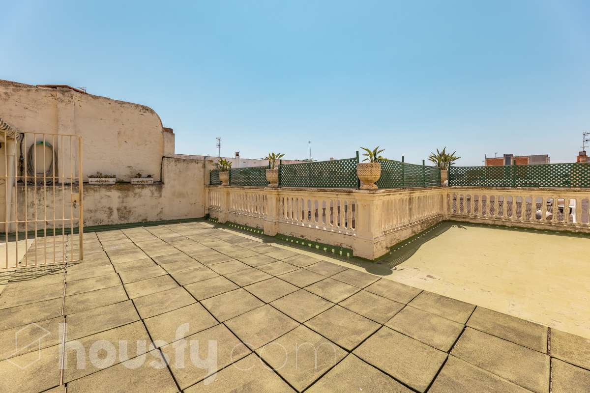 Housfy vende 🏡 fabulosa casa señorial ubicada en Vilanova i la Geltrú , la cuál consta de 610m2 útiles (verificados con la Dirección General de Catastro). Construida en el año: 1975. Edificio señorial de 1835, reformado y ampliado en 1975, que conserva el encanto de la arquitectura romántica y una imponente fachada en pleno centro de Vilanova i la Geltrú. Con más de 650 m² distribuidos en varias plantas, ofrece amplios espacios, una elegante zona de recepción, salones, estancias luminosas y una terraza privada con galería, adaptándose a múltiples proyectos de alto nivel. Gracias a su versatilidad urbanística, permite desarrollar usos como hotel boutique, viviendas plurifamiliares, oficinas, centro sanitario, educativo o restauración, convirtiéndose en una excelente oportunidad de inversión y reposicionamiento. Un inmueble único por su valor histórico, ubicación privilegiada y gran potencial para desarrollar un proyecto exclusivo. Distribución de estancias -Salón-comedor -8 Dormitorios -5 Baños Características específicas -Cédula de habitabilidad -Ascensor -Aire acondicionado -Trastero -Calefacción Zona y entorno Respecto a la ubicación, se sitúa en Vilanova i la Geltrú, municipio de Barcelona. Esta propiedad se encuentra cerca de transporte público, colegios, supermercados y farmacias. Aviso legal El precio de venta no incluye gastos de la compraventa como notaría, registro, impuestos, ni tampoco honorarios agencia. Esta publicación no es vinculante. Consulta siempre la nota simple con Housfy antes de formalizar la compraventa. Sobre nosotros Housfy es la plataforma integral de servicios inmobiliarios. Nuestra combinación de expertos y tecnología pone al alcance de todo el mundo servicios cómodos, claros y seguros. AICAT número: 7922. Nos encargamos de la gestión y asesoramiento de la compra. ¡Olvídate de todo! Hacemos los trámites por ti. Y, si además necesitas financiación, ponemos a tu disposición un bróker hipotecario para ayudarte a conseguir las mejores condiciones para tu perfil económico. ¿Quieres visitarla? Contacta con Housfy y agenda tu visita sin compromiso. Más información en: housfy.com-26