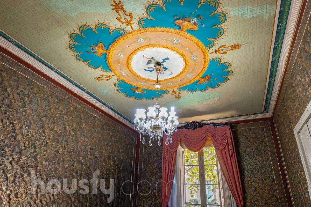Housfy vende 🏡 fabulosa casa señorial ubicada en Vilanova i la Geltrú , la cuál consta de 610m2 útiles (verificados con la Dirección General de Catastro). Construida en el año: 1975. Edificio señorial de 1835, reformado y ampliado en 1975, que conserva el encanto de la arquitectura romántica y una imponente fachada en pleno centro de Vilanova i la Geltrú. Con más de 650 m² distribuidos en varias plantas, ofrece amplios espacios, una elegante zona de recepción, salones, estancias luminosas y una terraza privada con galería, adaptándose a múltiples proyectos de alto nivel. Gracias a su versatilidad urbanística, permite desarrollar usos como hotel boutique, viviendas plurifamiliares, oficinas, centro sanitario, educativo o restauración, convirtiéndose en una excelente oportunidad de inversión y reposicionamiento. Un inmueble único por su valor histórico, ubicación privilegiada y gran potencial para desarrollar un proyecto exclusivo. Distribución de estancias -Salón-comedor -8 Dormitorios -5 Baños Características específicas -Cédula de habitabilidad -Ascensor -Aire acondicionado -Trastero -Calefacción Zona y entorno Respecto a la ubicación, se sitúa en Vilanova i la Geltrú, municipio de Barcelona. Esta propiedad se encuentra cerca de transporte público, colegios, supermercados y farmacias. Aviso legal El precio de venta no incluye gastos de la compraventa como notaría, registro, impuestos, ni tampoco honorarios agencia. Esta publicación no es vinculante. Consulta siempre la nota simple con Housfy antes de formalizar la compraventa. Sobre nosotros Housfy es la plataforma integral de servicios inmobiliarios. Nuestra combinación de expertos y tecnología pone al alcance de todo el mundo servicios cómodos, claros y seguros. AICAT número: 7922. Nos encargamos de la gestión y asesoramiento de la compra. ¡Olvídate de todo! Hacemos los trámites por ti. Y, si además necesitas financiación, ponemos a tu disposición un bróker hipotecario para ayudarte a conseguir las mejores condiciones para tu perfil económico. ¿Quieres visitarla? Contacta con Housfy y agenda tu visita sin compromiso. Más información en: housfy.com-4