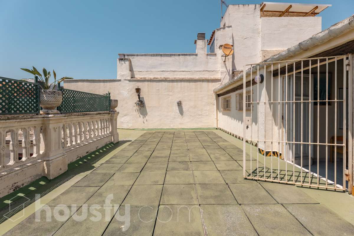 Housfy vende 🏡 fabulosa casa señorial ubicada en Vilanova i la Geltrú , la cuál consta de 610m2 útiles (verificados con la Dirección General de Catastro). Construida en el año: 1975. Edificio señorial de 1835, reformado y ampliado en 1975, que conserva el encanto de la arquitectura romántica y una imponente fachada en pleno centro de Vilanova i la Geltrú. Con más de 650 m² distribuidos en varias plantas, ofrece amplios espacios, una elegante zona de recepción, salones, estancias luminosas y una terraza privada con galería, adaptándose a múltiples proyectos de alto nivel. Gracias a su versatilidad urbanística, permite desarrollar usos como hotel boutique, viviendas plurifamiliares, oficinas, centro sanitario, educativo o restauración, convirtiéndose en una excelente oportunidad de inversión y reposicionamiento. Un inmueble único por su valor histórico, ubicación privilegiada y gran potencial para desarrollar un proyecto exclusivo. Distribución de estancias -Salón-comedor -8 Dormitorios -5 Baños Características específicas -Cédula de habitabilidad -Ascensor -Aire acondicionado -Trastero -Calefacción Zona y entorno Respecto a la ubicación, se sitúa en Vilanova i la Geltrú, municipio de Barcelona. Esta propiedad se encuentra cerca de transporte público, colegios, supermercados y farmacias. Aviso legal El precio de venta no incluye gastos de la compraventa como notaría, registro, impuestos, ni tampoco honorarios agencia. Esta publicación no es vinculante. Consulta siempre la nota simple con Housfy antes de formalizar la compraventa. Sobre nosotros Housfy es la plataforma integral de servicios inmobiliarios. Nuestra combinación de expertos y tecnología pone al alcance de todo el mundo servicios cómodos, claros y seguros. AICAT número: 7922. Nos encargamos de la gestión y asesoramiento de la compra. ¡Olvídate de todo! Hacemos los trámites por ti. Y, si además necesitas financiación, ponemos a tu disposición un bróker hipotecario para ayudarte a conseguir las mejores condiciones para tu perfil económico. ¿Quieres visitarla? Contacta con Housfy y agenda tu visita sin compromiso. Más información en: housfy.com-28