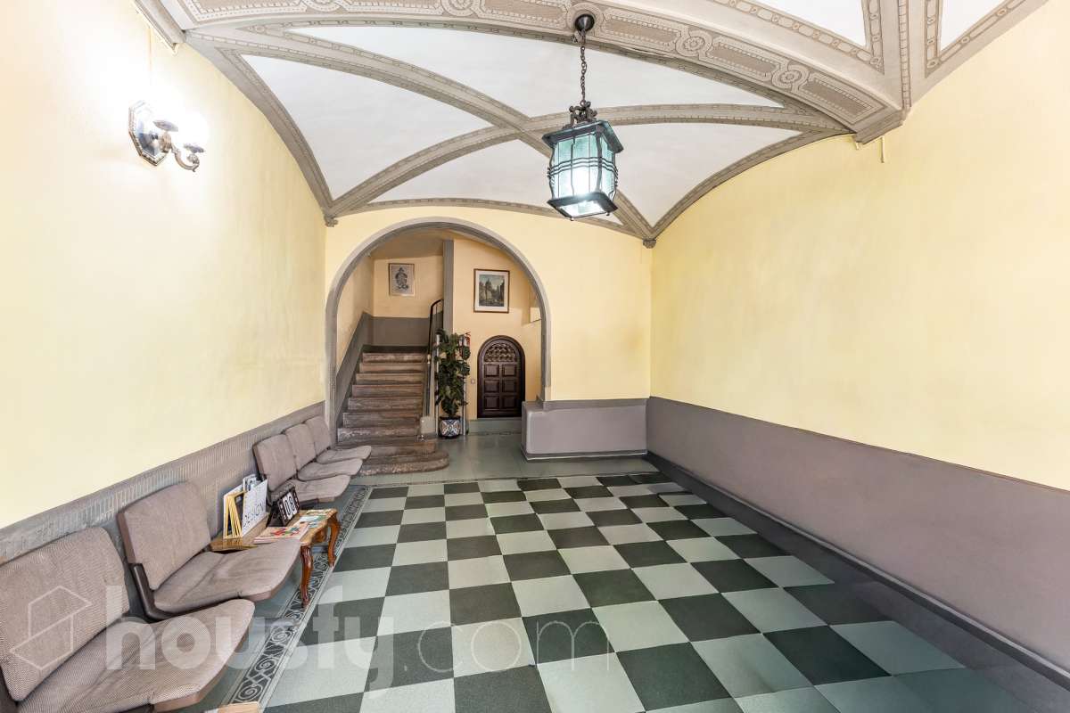 Housfy vende 🏡 fabulosa casa señorial ubicada en Vilanova i la Geltrú , la cuál consta de 610m2 útiles (verificados con la Dirección General de Catastro). Construida en el año: 1975. Edificio señorial de 1835, reformado y ampliado en 1975, que conserva el encanto de la arquitectura romántica y una imponente fachada en pleno centro de Vilanova i la Geltrú. Con más de 650 m² distribuidos en varias plantas, ofrece amplios espacios, una elegante zona de recepción, salones, estancias luminosas y una terraza privada con galería, adaptándose a múltiples proyectos de alto nivel. Gracias a su versatilidad urbanística, permite desarrollar usos como hotel boutique, viviendas plurifamiliares, oficinas, centro sanitario, educativo o restauración, convirtiéndose en una excelente oportunidad de inversión y reposicionamiento. Un inmueble único por su valor histórico, ubicación privilegiada y gran potencial para desarrollar un proyecto exclusivo. Distribución de estancias -Salón-comedor -8 Dormitorios -5 Baños Características específicas -Cédula de habitabilidad -Ascensor -Aire acondicionado -Trastero -Calefacción Zona y entorno Respecto a la ubicación, se sitúa en Vilanova i la Geltrú, municipio de Barcelona. Esta propiedad se encuentra cerca de transporte público, colegios, supermercados y farmacias. Aviso legal El precio de venta no incluye gastos de la compraventa como notaría, registro, impuestos, ni tampoco honorarios agencia. Esta publicación no es vinculante. Consulta siempre la nota simple con Housfy antes de formalizar la compraventa. Sobre nosotros Housfy es la plataforma integral de servicios inmobiliarios. Nuestra combinación de expertos y tecnología pone al alcance de todo el mundo servicios cómodos, claros y seguros. AICAT número: 7922. Nos encargamos de la gestión y asesoramiento de la compra. ¡Olvídate de todo! Hacemos los trámites por ti. Y, si además necesitas financiación, ponemos a tu disposición un bróker hipotecario para ayudarte a conseguir las mejores condiciones para tu perfil económico. ¿Quieres visitarla? Contacta con Housfy y agenda tu visita sin compromiso. Más información en: housfy.com-11