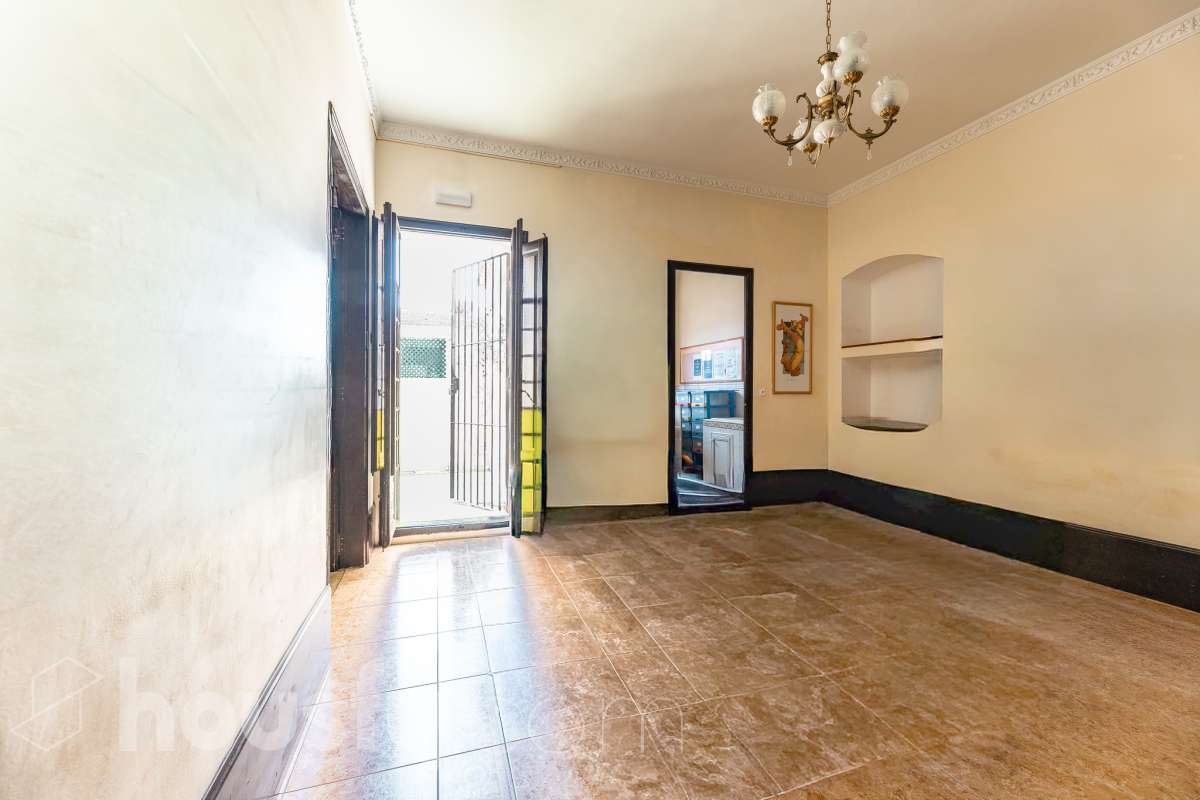 Housfy vende 🏡 fabulosa casa señorial ubicada en Vilanova i la Geltrú , la cuál consta de 610m2 útiles (verificados con la Dirección General de Catastro). Construida en el año: 1975. Edificio señorial de 1835, reformado y ampliado en 1975, que conserva el encanto de la arquitectura romántica y una imponente fachada en pleno centro de Vilanova i la Geltrú. Con más de 650 m² distribuidos en varias plantas, ofrece amplios espacios, una elegante zona de recepción, salones, estancias luminosas y una terraza privada con galería, adaptándose a múltiples proyectos de alto nivel. Gracias a su versatilidad urbanística, permite desarrollar usos como hotel boutique, viviendas plurifamiliares, oficinas, centro sanitario, educativo o restauración, convirtiéndose en una excelente oportunidad de inversión y reposicionamiento. Un inmueble único por su valor histórico, ubicación privilegiada y gran potencial para desarrollar un proyecto exclusivo. Distribución de estancias -Salón-comedor -8 Dormitorios -5 Baños Características específicas -Cédula de habitabilidad -Ascensor -Aire acondicionado -Trastero -Calefacción Zona y entorno Respecto a la ubicación, se sitúa en Vilanova i la Geltrú, municipio de Barcelona. Esta propiedad se encuentra cerca de transporte público, colegios, supermercados y farmacias. Aviso legal El precio de venta no incluye gastos de la compraventa como notaría, registro, impuestos, ni tampoco honorarios agencia. Esta publicación no es vinculante. Consulta siempre la nota simple con Housfy antes de formalizar la compraventa. Sobre nosotros Housfy es la plataforma integral de servicios inmobiliarios. Nuestra combinación de expertos y tecnología pone al alcance de todo el mundo servicios cómodos, claros y seguros. AICAT número: 7922. Nos encargamos de la gestión y asesoramiento de la compra. ¡Olvídate de todo! Hacemos los trámites por ti. Y, si además necesitas financiación, ponemos a tu disposición un bróker hipotecario para ayudarte a conseguir las mejores condiciones para tu perfil económico. ¿Quieres visitarla? Contacta con Housfy y agenda tu visita sin compromiso. Más información en: housfy.com-13