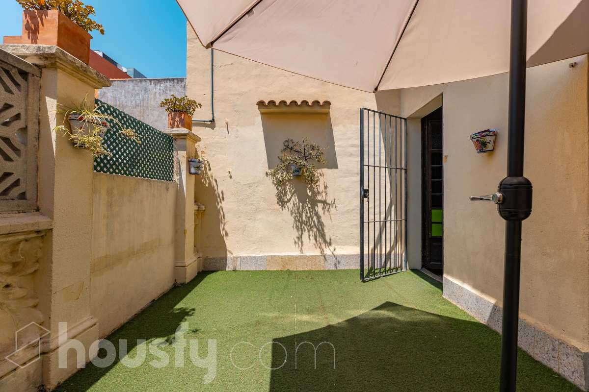 Housfy vende 🏡 fabulosa casa señorial ubicada en Vilanova i la Geltrú , la cuál consta de 610m2 útiles (verificados con la Dirección General de Catastro). Construida en el año: 1975. Edificio señorial de 1835, reformado y ampliado en 1975, que conserva el encanto de la arquitectura romántica y una imponente fachada en pleno centro de Vilanova i la Geltrú. Con más de 650 m² distribuidos en varias plantas, ofrece amplios espacios, una elegante zona de recepción, salones, estancias luminosas y una terraza privada con galería, adaptándose a múltiples proyectos de alto nivel. Gracias a su versatilidad urbanística, permite desarrollar usos como hotel boutique, viviendas plurifamiliares, oficinas, centro sanitario, educativo o restauración, convirtiéndose en una excelente oportunidad de inversión y reposicionamiento. Un inmueble único por su valor histórico, ubicación privilegiada y gran potencial para desarrollar un proyecto exclusivo. Distribución de estancias -Salón-comedor -8 Dormitorios -5 Baños Características específicas -Cédula de habitabilidad -Ascensor -Aire acondicionado -Trastero -Calefacción Zona y entorno Respecto a la ubicación, se sitúa en Vilanova i la Geltrú, municipio de Barcelona. Esta propiedad se encuentra cerca de transporte público, colegios, supermercados y farmacias. Aviso legal El precio de venta no incluye gastos de la compraventa como notaría, registro, impuestos, ni tampoco honorarios agencia. Esta publicación no es vinculante. Consulta siempre la nota simple con Housfy antes de formalizar la compraventa. Sobre nosotros Housfy es la plataforma integral de servicios inmobiliarios. Nuestra combinación de expertos y tecnología pone al alcance de todo el mundo servicios cómodos, claros y seguros. AICAT número: 7922. Nos encargamos de la gestión y asesoramiento de la compra. ¡Olvídate de todo! Hacemos los trámites por ti. Y, si además necesitas financiación, ponemos a tu disposición un bróker hipotecario para ayudarte a conseguir las mejores condiciones para tu perfil económico. ¿Quieres visitarla? Contacta con Housfy y agenda tu visita sin compromiso. Más información en: housfy.com-25