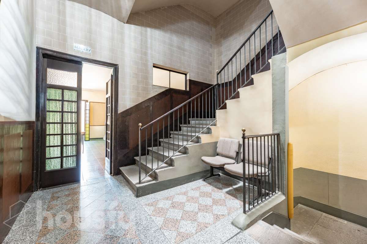 Housfy vende 🏡 fabulosa casa señorial ubicada en Vilanova i la Geltrú , la cuál consta de 610m2 útiles (verificados con la Dirección General de Catastro). Construida en el año: 1975. Edificio señorial de 1835, reformado y ampliado en 1975, que conserva el encanto de la arquitectura romántica y una imponente fachada en pleno centro de Vilanova i la Geltrú. Con más de 650 m² distribuidos en varias plantas, ofrece amplios espacios, una elegante zona de recepción, salones, estancias luminosas y una terraza privada con galería, adaptándose a múltiples proyectos de alto nivel. Gracias a su versatilidad urbanística, permite desarrollar usos como hotel boutique, viviendas plurifamiliares, oficinas, centro sanitario, educativo o restauración, convirtiéndose en una excelente oportunidad de inversión y reposicionamiento. Un inmueble único por su valor histórico, ubicación privilegiada y gran potencial para desarrollar un proyecto exclusivo. Distribución de estancias -Salón-comedor -8 Dormitorios -5 Baños Características específicas -Cédula de habitabilidad -Ascensor -Aire acondicionado -Trastero -Calefacción Zona y entorno Respecto a la ubicación, se sitúa en Vilanova i la Geltrú, municipio de Barcelona. Esta propiedad se encuentra cerca de transporte público, colegios, supermercados y farmacias. Aviso legal El precio de venta no incluye gastos de la compraventa como notaría, registro, impuestos, ni tampoco honorarios agencia. Esta publicación no es vinculante. Consulta siempre la nota simple con Housfy antes de formalizar la compraventa. Sobre nosotros Housfy es la plataforma integral de servicios inmobiliarios. Nuestra combinación de expertos y tecnología pone al alcance de todo el mundo servicios cómodos, claros y seguros. AICAT número: 7922. Nos encargamos de la gestión y asesoramiento de la compra. ¡Olvídate de todo! Hacemos los trámites por ti. Y, si además necesitas financiación, ponemos a tu disposición un bróker hipotecario para ayudarte a conseguir las mejores condiciones para tu perfil económico. ¿Quieres visitarla? Contacta con Housfy y agenda tu visita sin compromiso. Más información en: housfy.com-37