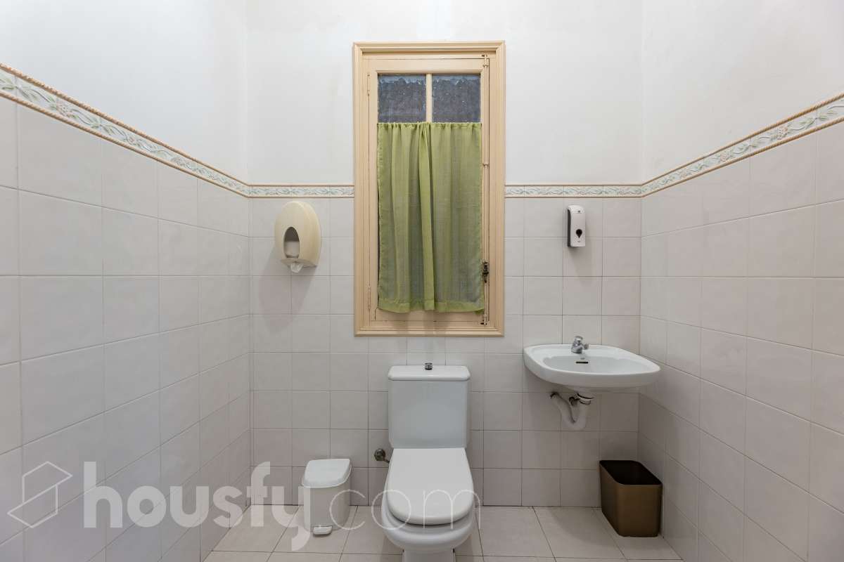 Housfy vende 🏡 fabulosa casa señorial ubicada en Vilanova i la Geltrú , la cuál consta de 610m2 útiles (verificados con la Dirección General de Catastro). Construida en el año: 1975. Edificio señorial de 1835, reformado y ampliado en 1975, que conserva el encanto de la arquitectura romántica y una imponente fachada en pleno centro de Vilanova i la Geltrú. Con más de 650 m² distribuidos en varias plantas, ofrece amplios espacios, una elegante zona de recepción, salones, estancias luminosas y una terraza privada con galería, adaptándose a múltiples proyectos de alto nivel. Gracias a su versatilidad urbanística, permite desarrollar usos como hotel boutique, viviendas plurifamiliares, oficinas, centro sanitario, educativo o restauración, convirtiéndose en una excelente oportunidad de inversión y reposicionamiento. Un inmueble único por su valor histórico, ubicación privilegiada y gran potencial para desarrollar un proyecto exclusivo. Distribución de estancias -Salón-comedor -8 Dormitorios -5 Baños Características específicas -Cédula de habitabilidad -Ascensor -Aire acondicionado -Trastero -Calefacción Zona y entorno Respecto a la ubicación, se sitúa en Vilanova i la Geltrú, municipio de Barcelona. Esta propiedad se encuentra cerca de transporte público, colegios, supermercados y farmacias. Aviso legal El precio de venta no incluye gastos de la compraventa como notaría, registro, impuestos, ni tampoco honorarios agencia. Esta publicación no es vinculante. Consulta siempre la nota simple con Housfy antes de formalizar la compraventa. Sobre nosotros Housfy es la plataforma integral de servicios inmobiliarios. Nuestra combinación de expertos y tecnología pone al alcance de todo el mundo servicios cómodos, claros y seguros. AICAT número: 7922. Nos encargamos de la gestión y asesoramiento de la compra. ¡Olvídate de todo! Hacemos los trámites por ti. Y, si además necesitas financiación, ponemos a tu disposición un bróker hipotecario para ayudarte a conseguir las mejores condiciones para tu perfil económico. ¿Quieres visitarla? Contacta con Housfy y agenda tu visita sin compromiso. Más información en: housfy.com-31