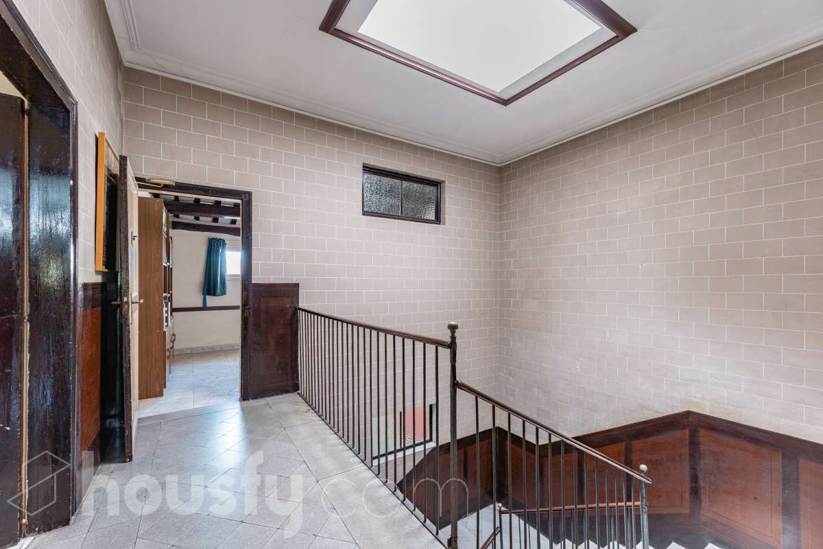 Housfy vende 🏡 fabulosa casa señorial ubicada en Vilanova i la Geltrú , la cuál consta de 610m2 útiles (verificados con la Dirección General de Catastro). Construida en el año: 1975. Edificio señorial de 1835, reformado y ampliado en 1975, que conserva el encanto de la arquitectura romántica y una imponente fachada en pleno centro de Vilanova i la Geltrú. Con más de 650 m² distribuidos en varias plantas, ofrece amplios espacios, una elegante zona de recepción, salones, estancias luminosas y una terraza privada con galería, adaptándose a múltiples proyectos de alto nivel. Gracias a su versatilidad urbanística, permite desarrollar usos como hotel boutique, viviendas plurifamiliares, oficinas, centro sanitario, educativo o restauración, convirtiéndose en una excelente oportunidad de inversión y reposicionamiento. Un inmueble único por su valor histórico, ubicación privilegiada y gran potencial para desarrollar un proyecto exclusivo. Distribución de estancias -Salón-comedor -8 Dormitorios -5 Baños Características específicas -Cédula de habitabilidad -Ascensor -Aire acondicionado -Trastero -Calefacción Zona y entorno Respecto a la ubicación, se sitúa en Vilanova i la Geltrú, municipio de Barcelona. Esta propiedad se encuentra cerca de transporte público, colegios, supermercados y farmacias. Aviso legal El precio de venta no incluye gastos de la compraventa como notaría, registro, impuestos, ni tampoco honorarios agencia. Esta publicación no es vinculante. Consulta siempre la nota simple con Housfy antes de formalizar la compraventa. Sobre nosotros Housfy es la plataforma integral de servicios inmobiliarios. Nuestra combinación de expertos y tecnología pone al alcance de todo el mundo servicios cómodos, claros y seguros. AICAT número: 7922. Nos encargamos de la gestión y asesoramiento de la compra. ¡Olvídate de todo! Hacemos los trámites por ti. Y, si además necesitas financiación, ponemos a tu disposición un bróker hipotecario para ayudarte a conseguir las mejores condiciones para tu perfil económico. ¿Quieres visitarla? Contacta con Housfy y agenda tu visita sin compromiso. Más información en: housfy.com-41