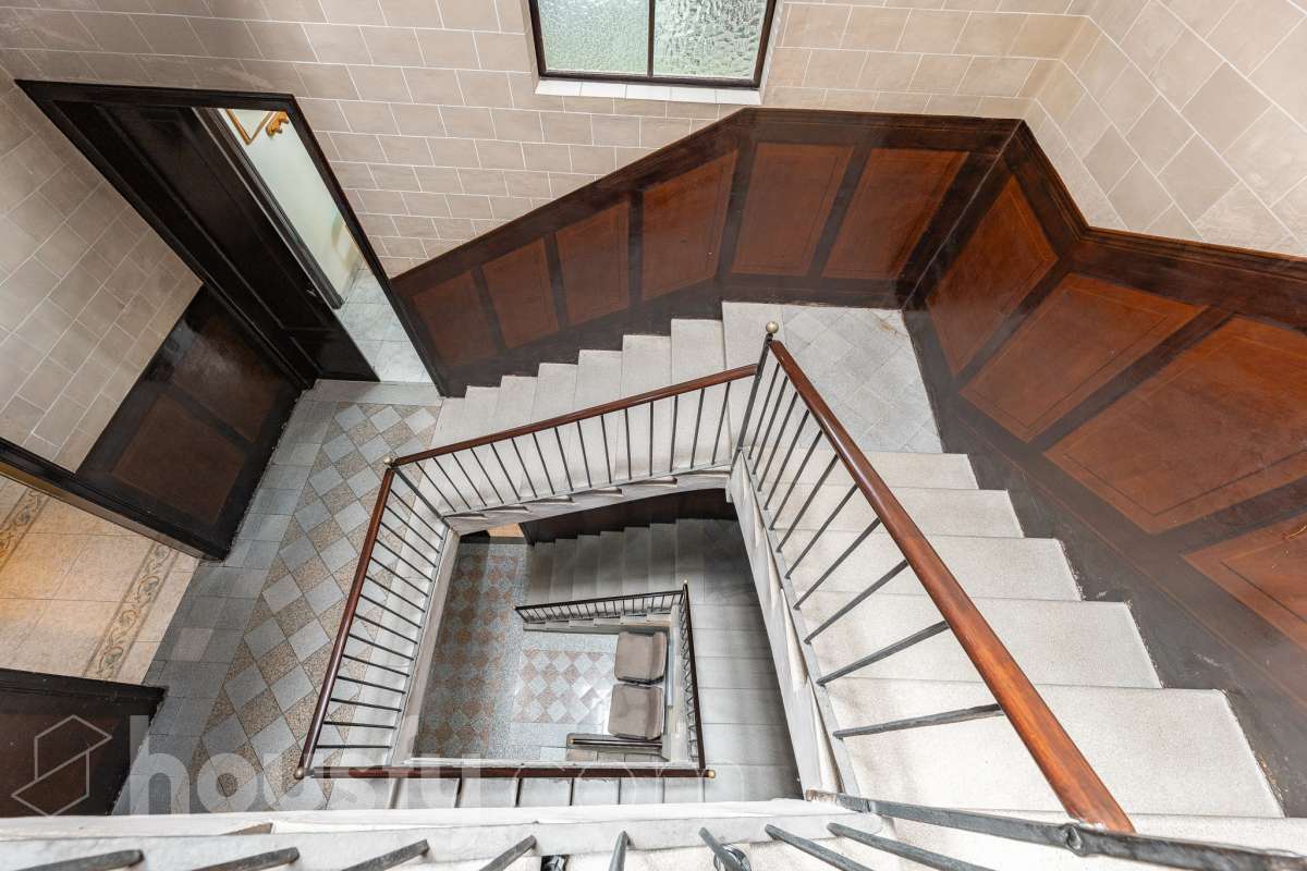 Housfy vende 🏡 fabulosa casa señorial ubicada en Vilanova i la Geltrú , la cuál consta de 610m2 útiles (verificados con la Dirección General de Catastro). Construida en el año: 1975. Edificio señorial de 1835, reformado y ampliado en 1975, que conserva el encanto de la arquitectura romántica y una imponente fachada en pleno centro de Vilanova i la Geltrú. Con más de 650 m² distribuidos en varias plantas, ofrece amplios espacios, una elegante zona de recepción, salones, estancias luminosas y una terraza privada con galería, adaptándose a múltiples proyectos de alto nivel. Gracias a su versatilidad urbanística, permite desarrollar usos como hotel boutique, viviendas plurifamiliares, oficinas, centro sanitario, educativo o restauración, convirtiéndose en una excelente oportunidad de inversión y reposicionamiento. Un inmueble único por su valor histórico, ubicación privilegiada y gran potencial para desarrollar un proyecto exclusivo. Distribución de estancias -Salón-comedor -8 Dormitorios -5 Baños Características específicas -Cédula de habitabilidad -Ascensor -Aire acondicionado -Trastero -Calefacción Zona y entorno Respecto a la ubicación, se sitúa en Vilanova i la Geltrú, municipio de Barcelona. Esta propiedad se encuentra cerca de transporte público, colegios, supermercados y farmacias. Aviso legal El precio de venta no incluye gastos de la compraventa como notaría, registro, impuestos, ni tampoco honorarios agencia. Esta publicación no es vinculante. Consulta siempre la nota simple con Housfy antes de formalizar la compraventa. Sobre nosotros Housfy es la plataforma integral de servicios inmobiliarios. Nuestra combinación de expertos y tecnología pone al alcance de todo el mundo servicios cómodos, claros y seguros. AICAT número: 7922. Nos encargamos de la gestión y asesoramiento de la compra. ¡Olvídate de todo! Hacemos los trámites por ti. Y, si además necesitas financiación, ponemos a tu disposición un bróker hipotecario para ayudarte a conseguir las mejores condiciones para tu perfil económico. ¿Quieres visitarla? Contacta con Housfy y agenda tu visita sin compromiso. Más información en: housfy.com-35
