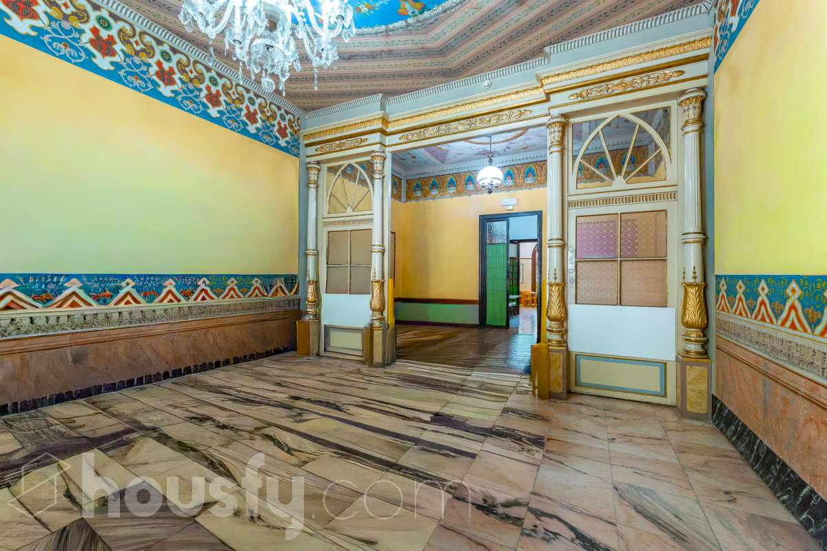 Housfy vende 🏡 fabulosa casa señorial ubicada en Vilanova i la Geltrú , la cuál consta de 610m2 útiles (verificados con la Dirección General de Catastro). Construida en el año: 1975. Edificio señorial de 1835, reformado y ampliado en 1975, que conserva el encanto de la arquitectura romántica y una imponente fachada en pleno centro de Vilanova i la Geltrú. Con más de 650 m² distribuidos en varias plantas, ofrece amplios espacios, una elegante zona de recepción, salones, estancias luminosas y una terraza privada con galería, adaptándose a múltiples proyectos de alto nivel. Gracias a su versatilidad urbanística, permite desarrollar usos como hotel boutique, viviendas plurifamiliares, oficinas, centro sanitario, educativo o restauración, convirtiéndose en una excelente oportunidad de inversión y reposicionamiento. Un inmueble único por su valor histórico, ubicación privilegiada y gran potencial para desarrollar un proyecto exclusivo. Distribución de estancias -Salón-comedor -8 Dormitorios -5 Baños Características específicas -Cédula de habitabilidad -Ascensor -Aire acondicionado -Trastero -Calefacción Zona y entorno Respecto a la ubicación, se sitúa en Vilanova i la Geltrú, municipio de Barcelona. Esta propiedad se encuentra cerca de transporte público, colegios, supermercados y farmacias. Aviso legal El precio de venta no incluye gastos de la compraventa como notaría, registro, impuestos, ni tampoco honorarios agencia. Esta publicación no es vinculante. Consulta siempre la nota simple con Housfy antes de formalizar la compraventa. Sobre nosotros Housfy es la plataforma integral de servicios inmobiliarios. Nuestra combinación de expertos y tecnología pone al alcance de todo el mundo servicios cómodos, claros y seguros. AICAT número: 7922. Nos encargamos de la gestión y asesoramiento de la compra. ¡Olvídate de todo! Hacemos los trámites por ti. Y, si además necesitas financiación, ponemos a tu disposición un bróker hipotecario para ayudarte a conseguir las mejores condiciones para tu perfil económico. ¿Quieres visitarla? Contacta con Housfy y agenda tu visita sin compromiso. Más información en: housfy.com-9