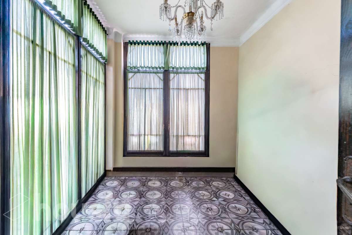 Housfy vende 🏡 fabulosa casa señorial ubicada en Vilanova i la Geltrú , la cuál consta de 610m2 útiles (verificados con la Dirección General de Catastro). Construida en el año: 1975. Edificio señorial de 1835, reformado y ampliado en 1975, que conserva el encanto de la arquitectura romántica y una imponente fachada en pleno centro de Vilanova i la Geltrú. Con más de 650 m² distribuidos en varias plantas, ofrece amplios espacios, una elegante zona de recepción, salones, estancias luminosas y una terraza privada con galería, adaptándose a múltiples proyectos de alto nivel. Gracias a su versatilidad urbanística, permite desarrollar usos como hotel boutique, viviendas plurifamiliares, oficinas, centro sanitario, educativo o restauración, convirtiéndose en una excelente oportunidad de inversión y reposicionamiento. Un inmueble único por su valor histórico, ubicación privilegiada y gran potencial para desarrollar un proyecto exclusivo. Distribución de estancias -Salón-comedor -8 Dormitorios -5 Baños Características específicas -Cédula de habitabilidad -Ascensor -Aire acondicionado -Trastero -Calefacción Zona y entorno Respecto a la ubicación, se sitúa en Vilanova i la Geltrú, municipio de Barcelona. Esta propiedad se encuentra cerca de transporte público, colegios, supermercados y farmacias. Aviso legal El precio de venta no incluye gastos de la compraventa como notaría, registro, impuestos, ni tampoco honorarios agencia. Esta publicación no es vinculante. Consulta siempre la nota simple con Housfy antes de formalizar la compraventa. Sobre nosotros Housfy es la plataforma integral de servicios inmobiliarios. Nuestra combinación de expertos y tecnología pone al alcance de todo el mundo servicios cómodos, claros y seguros. AICAT número: 7922. Nos encargamos de la gestión y asesoramiento de la compra. ¡Olvídate de todo! Hacemos los trámites por ti. Y, si además necesitas financiación, ponemos a tu disposición un bróker hipotecario para ayudarte a conseguir las mejores condiciones para tu perfil económico. ¿Quieres visitarla? Contacta con Housfy y agenda tu visita sin compromiso. Más información en: housfy.com-17