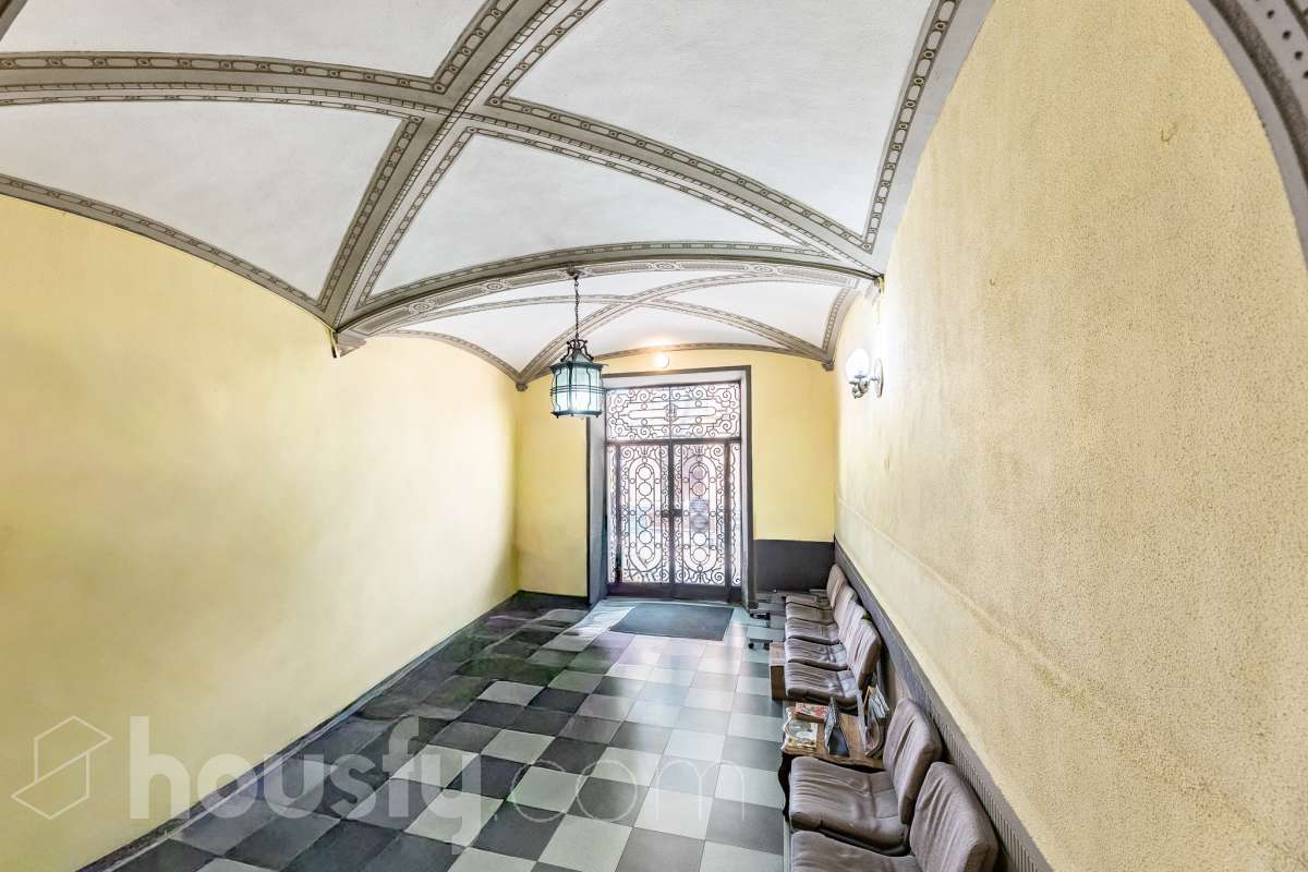 Housfy vende 🏡 fabulosa casa señorial ubicada en Vilanova i la Geltrú , la cuál consta de 610m2 útiles (verificados con la Dirección General de Catastro). Construida en el año: 1975. Edificio señorial de 1835, reformado y ampliado en 1975, que conserva el encanto de la arquitectura romántica y una imponente fachada en pleno centro de Vilanova i la Geltrú. Con más de 650 m² distribuidos en varias plantas, ofrece amplios espacios, una elegante zona de recepción, salones, estancias luminosas y una terraza privada con galería, adaptándose a múltiples proyectos de alto nivel. Gracias a su versatilidad urbanística, permite desarrollar usos como hotel boutique, viviendas plurifamiliares, oficinas, centro sanitario, educativo o restauración, convirtiéndose en una excelente oportunidad de inversión y reposicionamiento. Un inmueble único por su valor histórico, ubicación privilegiada y gran potencial para desarrollar un proyecto exclusivo. Distribución de estancias -Salón-comedor -8 Dormitorios -5 Baños Características específicas -Cédula de habitabilidad -Ascensor -Aire acondicionado -Trastero -Calefacción Zona y entorno Respecto a la ubicación, se sitúa en Vilanova i la Geltrú, municipio de Barcelona. Esta propiedad se encuentra cerca de transporte público, colegios, supermercados y farmacias. Aviso legal El precio de venta no incluye gastos de la compraventa como notaría, registro, impuestos, ni tampoco honorarios agencia. Esta publicación no es vinculante. Consulta siempre la nota simple con Housfy antes de formalizar la compraventa. Sobre nosotros Housfy es la plataforma integral de servicios inmobiliarios. Nuestra combinación de expertos y tecnología pone al alcance de todo el mundo servicios cómodos, claros y seguros. AICAT número: 7922. Nos encargamos de la gestión y asesoramiento de la compra. ¡Olvídate de todo! Hacemos los trámites por ti. Y, si además necesitas financiación, ponemos a tu disposición un bróker hipotecario para ayudarte a conseguir las mejores condiciones para tu perfil económico. ¿Quieres visitarla? Contacta con Housfy y agenda tu visita sin compromiso. Más información en: housfy.com-12