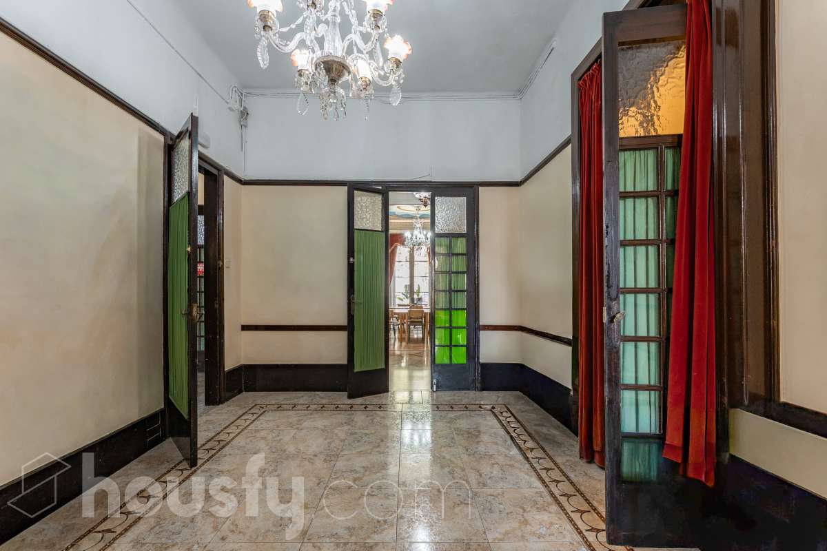 Housfy vende 🏡 fabulosa casa señorial ubicada en Vilanova i la Geltrú , la cuál consta de 610m2 útiles (verificados con la Dirección General de Catastro). Construida en el año: 1975. Edificio señorial de 1835, reformado y ampliado en 1975, que conserva el encanto de la arquitectura romántica y una imponente fachada en pleno centro de Vilanova i la Geltrú. Con más de 650 m² distribuidos en varias plantas, ofrece amplios espacios, una elegante zona de recepción, salones, estancias luminosas y una terraza privada con galería, adaptándose a múltiples proyectos de alto nivel. Gracias a su versatilidad urbanística, permite desarrollar usos como hotel boutique, viviendas plurifamiliares, oficinas, centro sanitario, educativo o restauración, convirtiéndose en una excelente oportunidad de inversión y reposicionamiento. Un inmueble único por su valor histórico, ubicación privilegiada y gran potencial para desarrollar un proyecto exclusivo. Distribución de estancias -Salón-comedor -8 Dormitorios -5 Baños Características específicas -Cédula de habitabilidad -Ascensor -Aire acondicionado -Trastero -Calefacción Zona y entorno Respecto a la ubicación, se sitúa en Vilanova i la Geltrú, municipio de Barcelona. Esta propiedad se encuentra cerca de transporte público, colegios, supermercados y farmacias. Aviso legal El precio de venta no incluye gastos de la compraventa como notaría, registro, impuestos, ni tampoco honorarios agencia. Esta publicación no es vinculante. Consulta siempre la nota simple con Housfy antes de formalizar la compraventa. Sobre nosotros Housfy es la plataforma integral de servicios inmobiliarios. Nuestra combinación de expertos y tecnología pone al alcance de todo el mundo servicios cómodos, claros y seguros. AICAT número: 7922. Nos encargamos de la gestión y asesoramiento de la compra. ¡Olvídate de todo! Hacemos los trámites por ti. Y, si además necesitas financiación, ponemos a tu disposición un bróker hipotecario para ayudarte a conseguir las mejores condiciones para tu perfil económico. ¿Quieres visitarla? Contacta con Housfy y agenda tu visita sin compromiso. Más información en: housfy.com-16