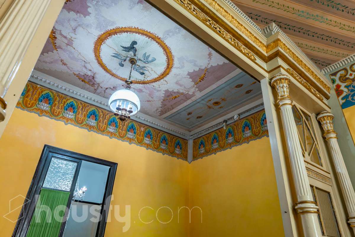 Housfy vende 🏡 fabulosa casa señorial ubicada en Vilanova i la Geltrú , la cuál consta de 610m2 útiles (verificados con la Dirección General de Catastro). Construida en el año: 1975. Edificio señorial de 1835, reformado y ampliado en 1975, que conserva el encanto de la arquitectura romántica y una imponente fachada en pleno centro de Vilanova i la Geltrú. Con más de 650 m² distribuidos en varias plantas, ofrece amplios espacios, una elegante zona de recepción, salones, estancias luminosas y una terraza privada con galería, adaptándose a múltiples proyectos de alto nivel. Gracias a su versatilidad urbanística, permite desarrollar usos como hotel boutique, viviendas plurifamiliares, oficinas, centro sanitario, educativo o restauración, convirtiéndose en una excelente oportunidad de inversión y reposicionamiento. Un inmueble único por su valor histórico, ubicación privilegiada y gran potencial para desarrollar un proyecto exclusivo. Distribución de estancias -Salón-comedor -8 Dormitorios -5 Baños Características específicas -Cédula de habitabilidad -Ascensor -Aire acondicionado -Trastero -Calefacción Zona y entorno Respecto a la ubicación, se sitúa en Vilanova i la Geltrú, municipio de Barcelona. Esta propiedad se encuentra cerca de transporte público, colegios, supermercados y farmacias. Aviso legal El precio de venta no incluye gastos de la compraventa como notaría, registro, impuestos, ni tampoco honorarios agencia. Esta publicación no es vinculante. Consulta siempre la nota simple con Housfy antes de formalizar la compraventa. Sobre nosotros Housfy es la plataforma integral de servicios inmobiliarios. Nuestra combinación de expertos y tecnología pone al alcance de todo el mundo servicios cómodos, claros y seguros. AICAT número: 7922. Nos encargamos de la gestión y asesoramiento de la compra. ¡Olvídate de todo! Hacemos los trámites por ti. Y, si además necesitas financiación, ponemos a tu disposición un bróker hipotecario para ayudarte a conseguir las mejores condiciones para tu perfil económico. ¿Quieres visitarla? Contacta con Housfy y agenda tu visita sin compromiso. Más información en: housfy.com-5