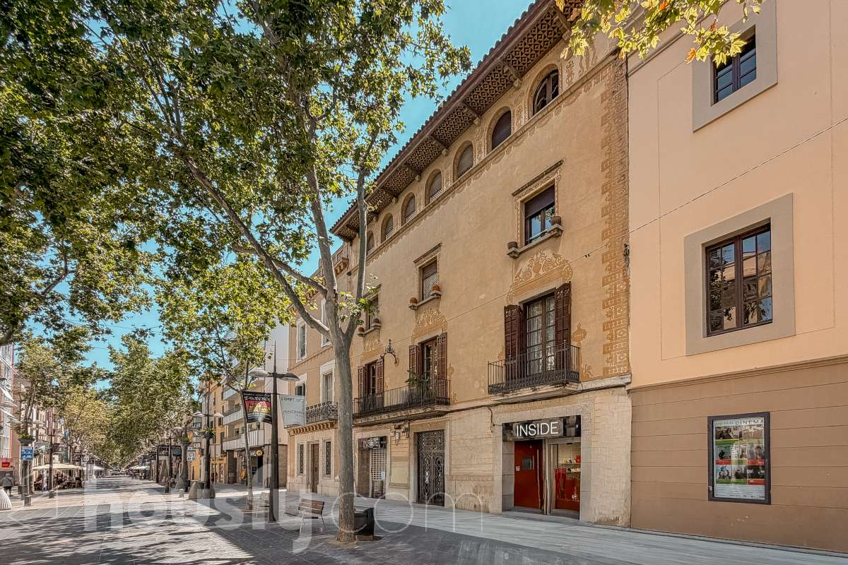 Housfy vende 🏡 fabulosa casa señorial ubicada en Vilanova i la Geltrú , la cuál consta de 610m2 útiles (verificados con la Dirección General de Catastro). Construida en el año: 1975. Edificio señorial de 1835, reformado y ampliado en 1975, que conserva el encanto de la arquitectura romántica y una imponente fachada en pleno centro de Vilanova i la Geltrú. Con más de 650 m² distribuidos en varias plantas, ofrece amplios espacios, una elegante zona de recepción, salones, estancias luminosas y una terraza privada con galería, adaptándose a múltiples proyectos de alto nivel. Gracias a su versatilidad urbanística, permite desarrollar usos como hotel boutique, viviendas plurifamiliares, oficinas, centro sanitario, educativo o restauración, convirtiéndose en una excelente oportunidad de inversión y reposicionamiento. Un inmueble único por su valor histórico, ubicación privilegiada y gran potencial para desarrollar un proyecto exclusivo. Distribución de estancias -Salón-comedor -8 Dormitorios -5 Baños Características específicas -Cédula de habitabilidad -Ascensor -Aire acondicionado -Trastero -Calefacción Zona y entorno Respecto a la ubicación, se sitúa en Vilanova i la Geltrú, municipio de Barcelona. Esta propiedad se encuentra cerca de transporte público, colegios, supermercados y farmacias. Aviso legal El precio de venta no incluye gastos de la compraventa como notaría, registro, impuestos, ni tampoco honorarios agencia. Esta publicación no es vinculante. Consulta siempre la nota simple con Housfy antes de formalizar la compraventa. Sobre nosotros Housfy es la plataforma integral de servicios inmobiliarios. Nuestra combinación de expertos y tecnología pone al alcance de todo el mundo servicios cómodos, claros y seguros. AICAT número: 7922. Nos encargamos de la gestión y asesoramiento de la compra. ¡Olvídate de todo! Hacemos los trámites por ti. Y, si además necesitas financiación, ponemos a tu disposición un bróker hipotecario para ayudarte a conseguir las mejores condiciones para tu perfil económico. ¿Quieres visitarla? Contacta con Housfy y agenda tu visita sin compromiso. Más información en: housfy.com-43
