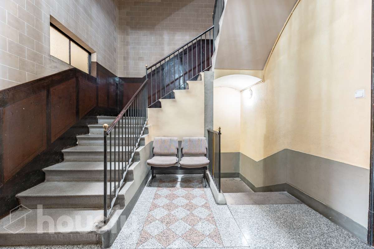 Housfy vende 🏡 fabulosa casa señorial ubicada en Vilanova i la Geltrú , la cuál consta de 610m2 útiles (verificados con la Dirección General de Catastro). Construida en el año: 1975. Edificio señorial de 1835, reformado y ampliado en 1975, que conserva el encanto de la arquitectura romántica y una imponente fachada en pleno centro de Vilanova i la Geltrú. Con más de 650 m² distribuidos en varias plantas, ofrece amplios espacios, una elegante zona de recepción, salones, estancias luminosas y una terraza privada con galería, adaptándose a múltiples proyectos de alto nivel. Gracias a su versatilidad urbanística, permite desarrollar usos como hotel boutique, viviendas plurifamiliares, oficinas, centro sanitario, educativo o restauración, convirtiéndose en una excelente oportunidad de inversión y reposicionamiento. Un inmueble único por su valor histórico, ubicación privilegiada y gran potencial para desarrollar un proyecto exclusivo. Distribución de estancias -Salón-comedor -8 Dormitorios -5 Baños Características específicas -Cédula de habitabilidad -Ascensor -Aire acondicionado -Trastero -Calefacción Zona y entorno Respecto a la ubicación, se sitúa en Vilanova i la Geltrú, municipio de Barcelona. Esta propiedad se encuentra cerca de transporte público, colegios, supermercados y farmacias. Aviso legal El precio de venta no incluye gastos de la compraventa como notaría, registro, impuestos, ni tampoco honorarios agencia. Esta publicación no es vinculante. Consulta siempre la nota simple con Housfy antes de formalizar la compraventa. Sobre nosotros Housfy es la plataforma integral de servicios inmobiliarios. Nuestra combinación de expertos y tecnología pone al alcance de todo el mundo servicios cómodos, claros y seguros. AICAT número: 7922. Nos encargamos de la gestión y asesoramiento de la compra. ¡Olvídate de todo! Hacemos los trámites por ti. Y, si además necesitas financiación, ponemos a tu disposición un bróker hipotecario para ayudarte a conseguir las mejores condiciones para tu perfil económico. ¿Quieres visitarla? Contacta con Housfy y agenda tu visita sin compromiso. Más información en: housfy.com-36